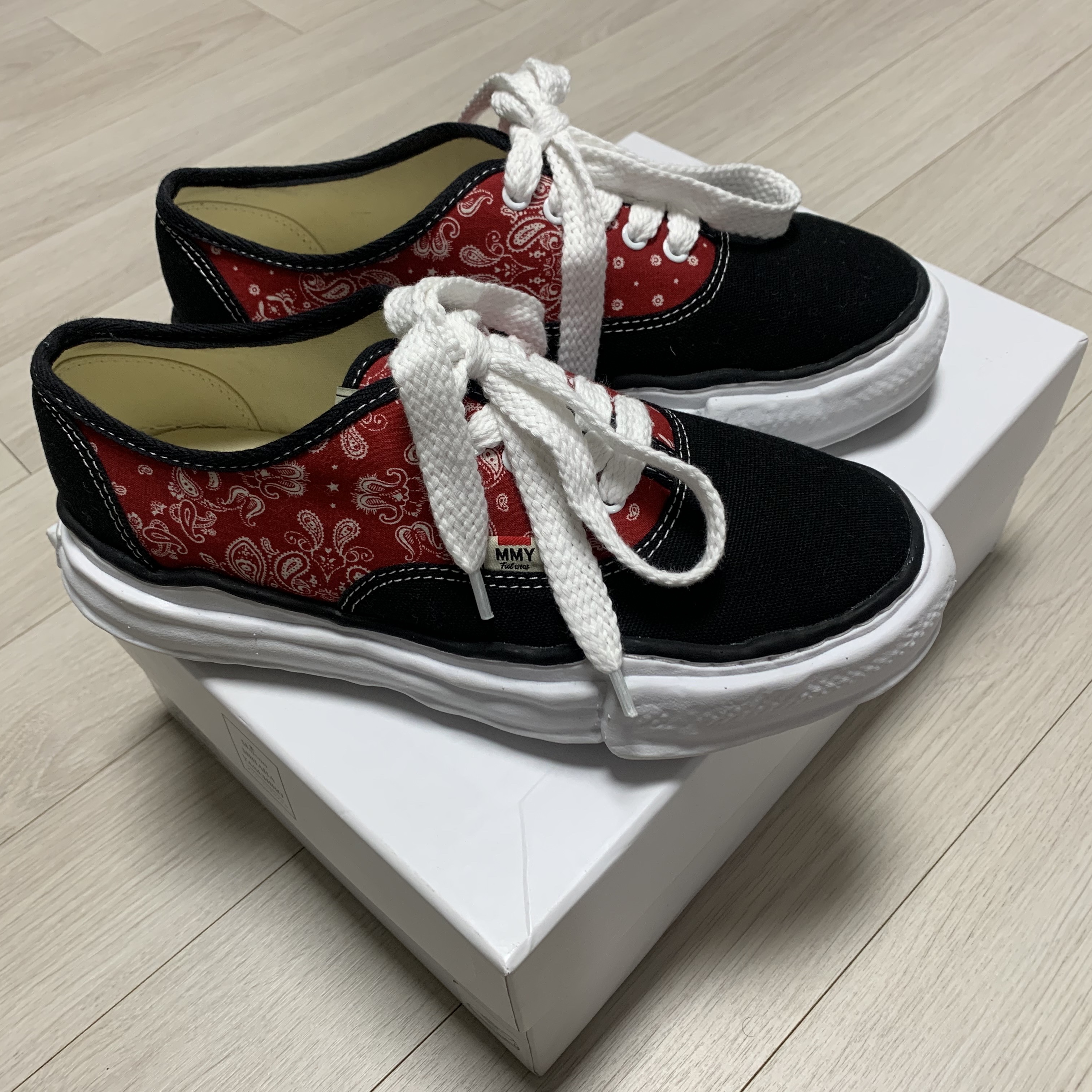Maison Mihara Yasuhiro Baker OG Sole Bandana Low-top Sneakers Black 착용 스타일 - 2