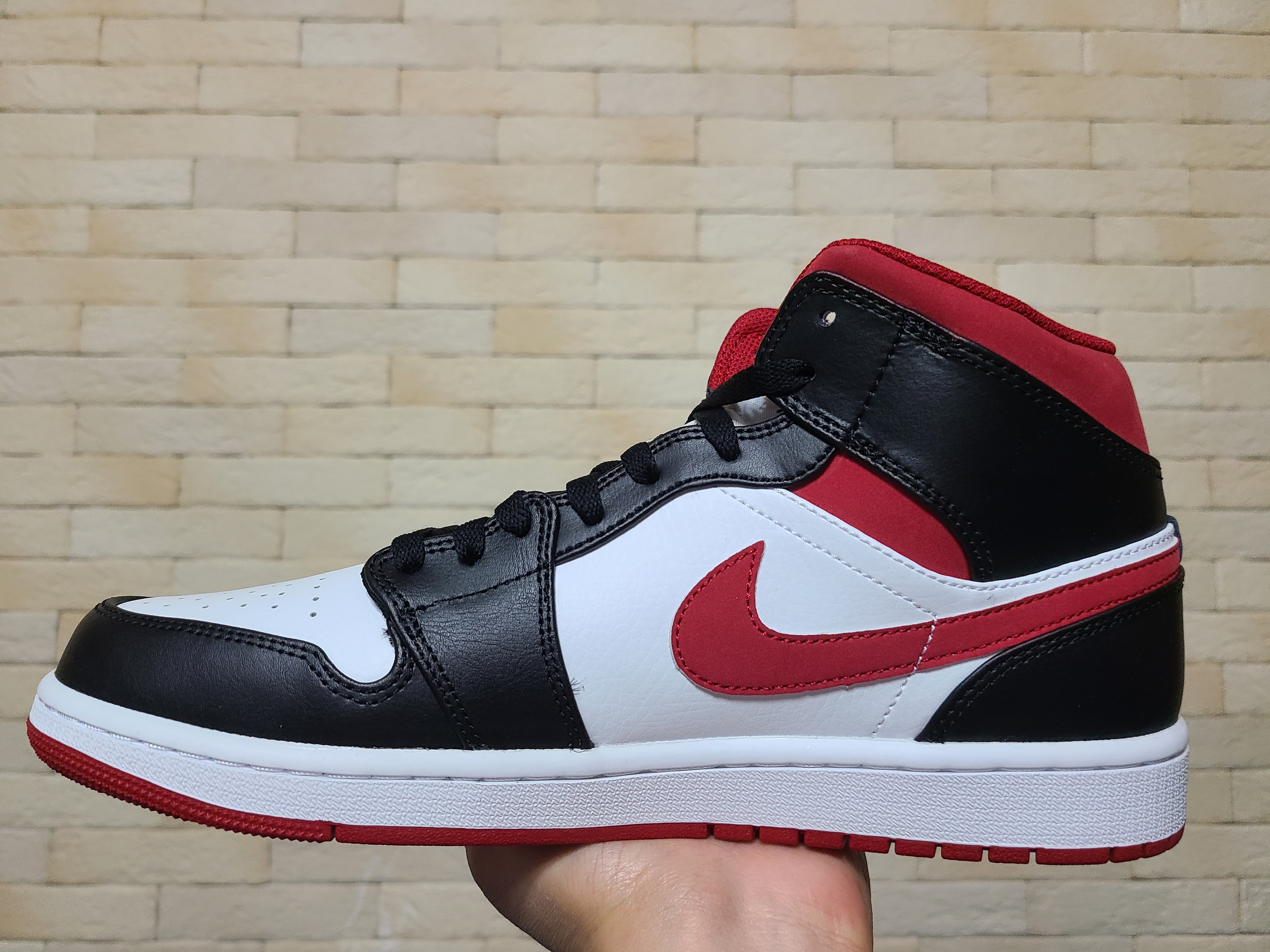 Jordan 1 Mid Gym Red Black White 착용 스타일 - 3