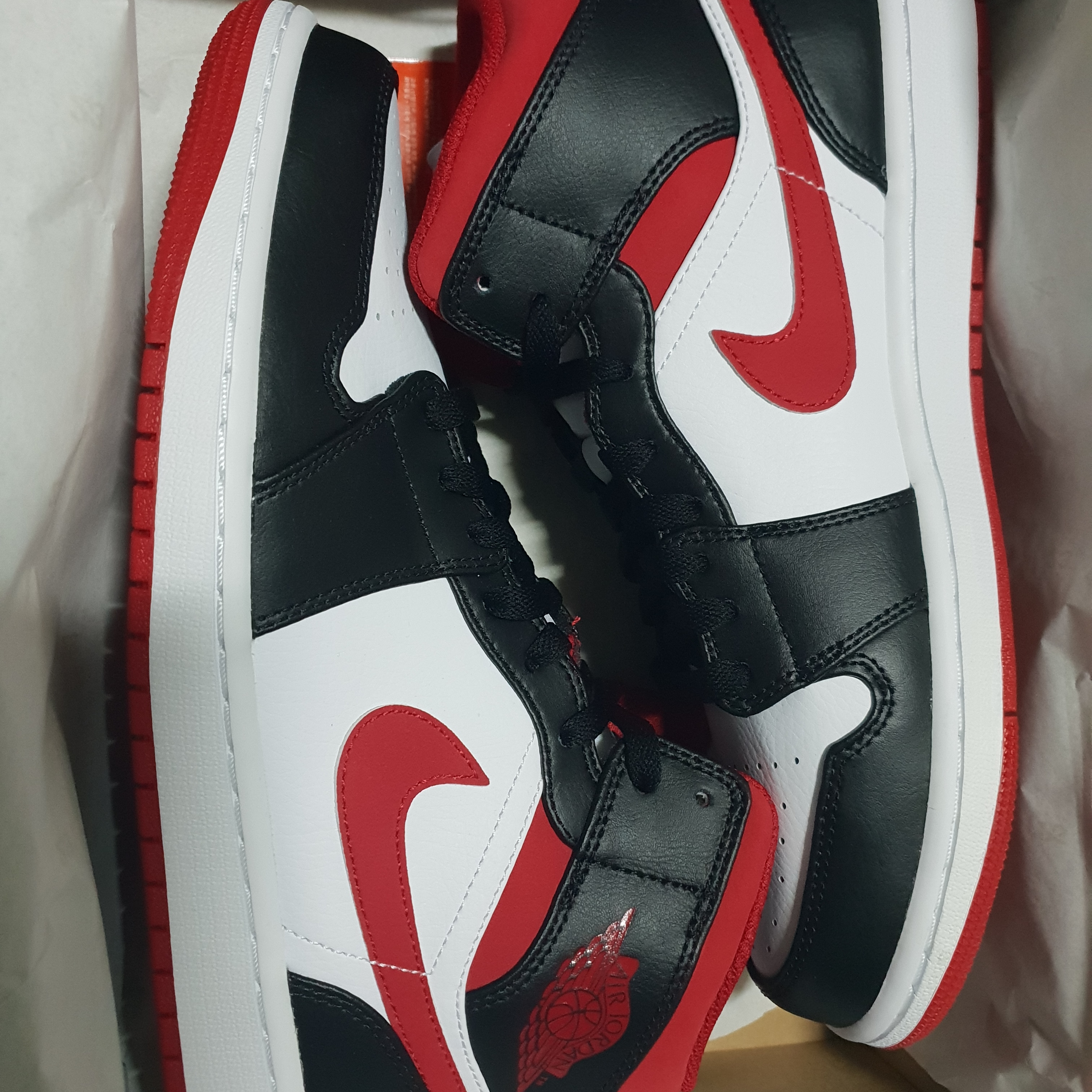 Jordan 1 Mid Gym Red Black White 착용 스타일