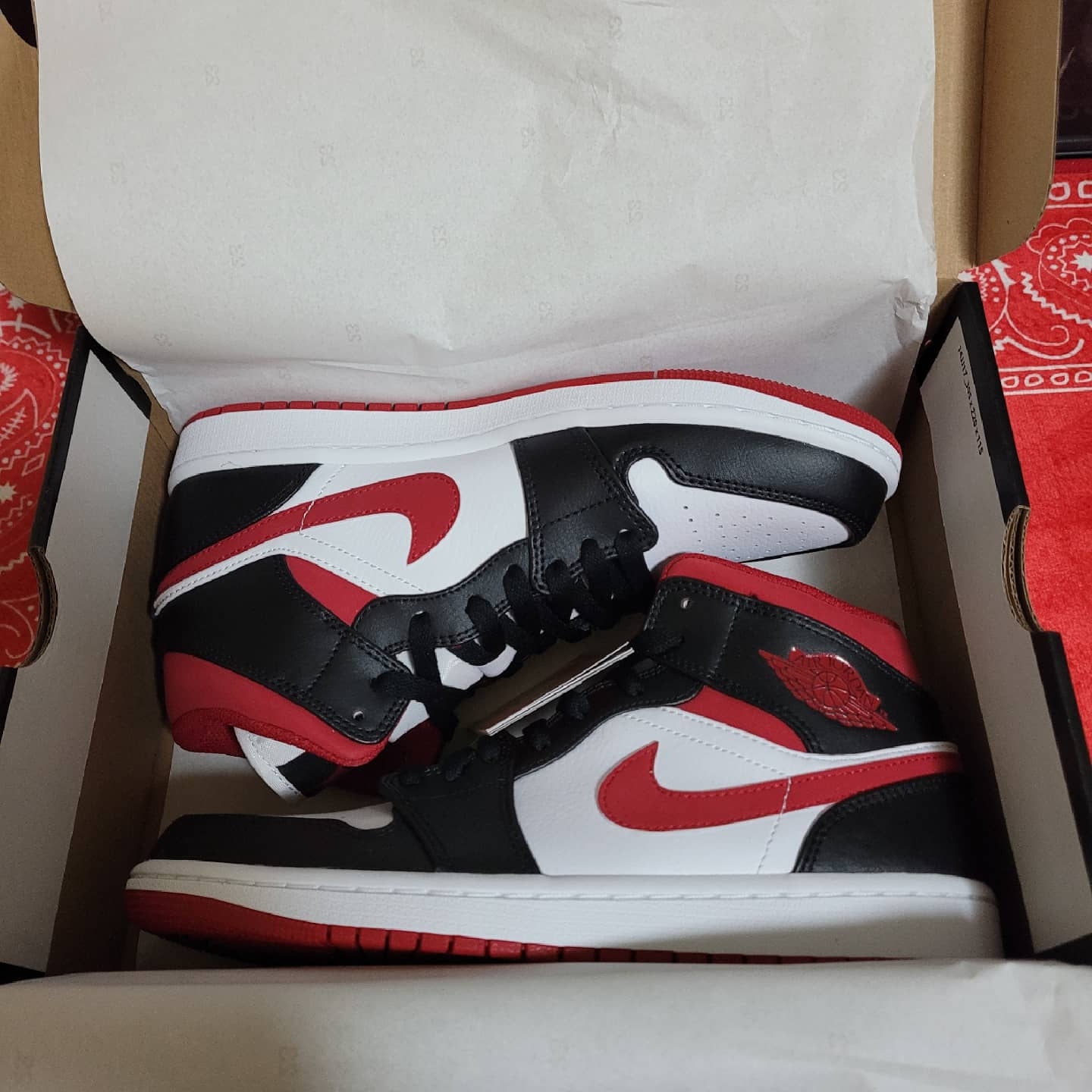 Jordan 1 Mid Gym Red Black White 착용 스타일 - 3