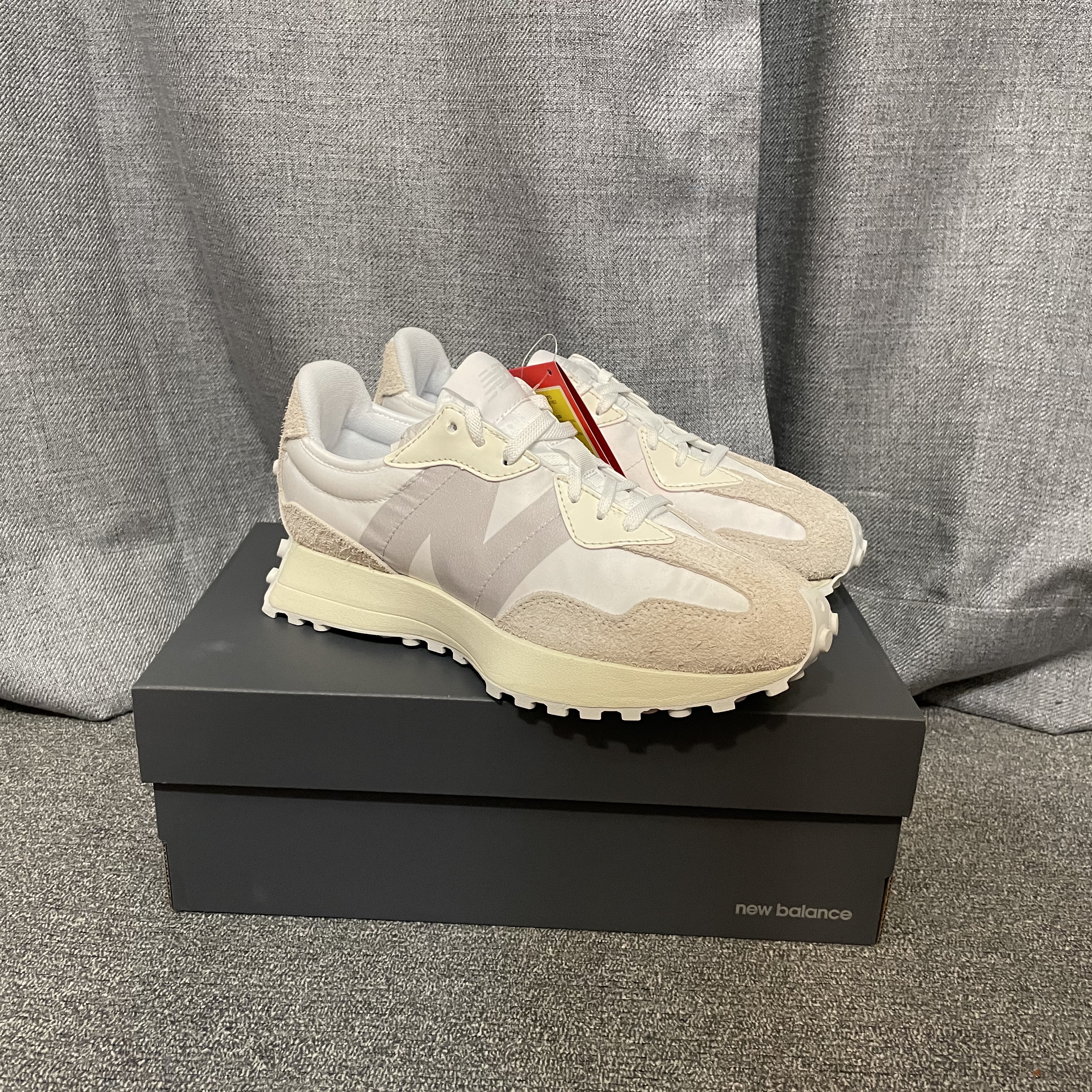 (W) New Balance 327 White Moonbeam 착용 스타일 - 1