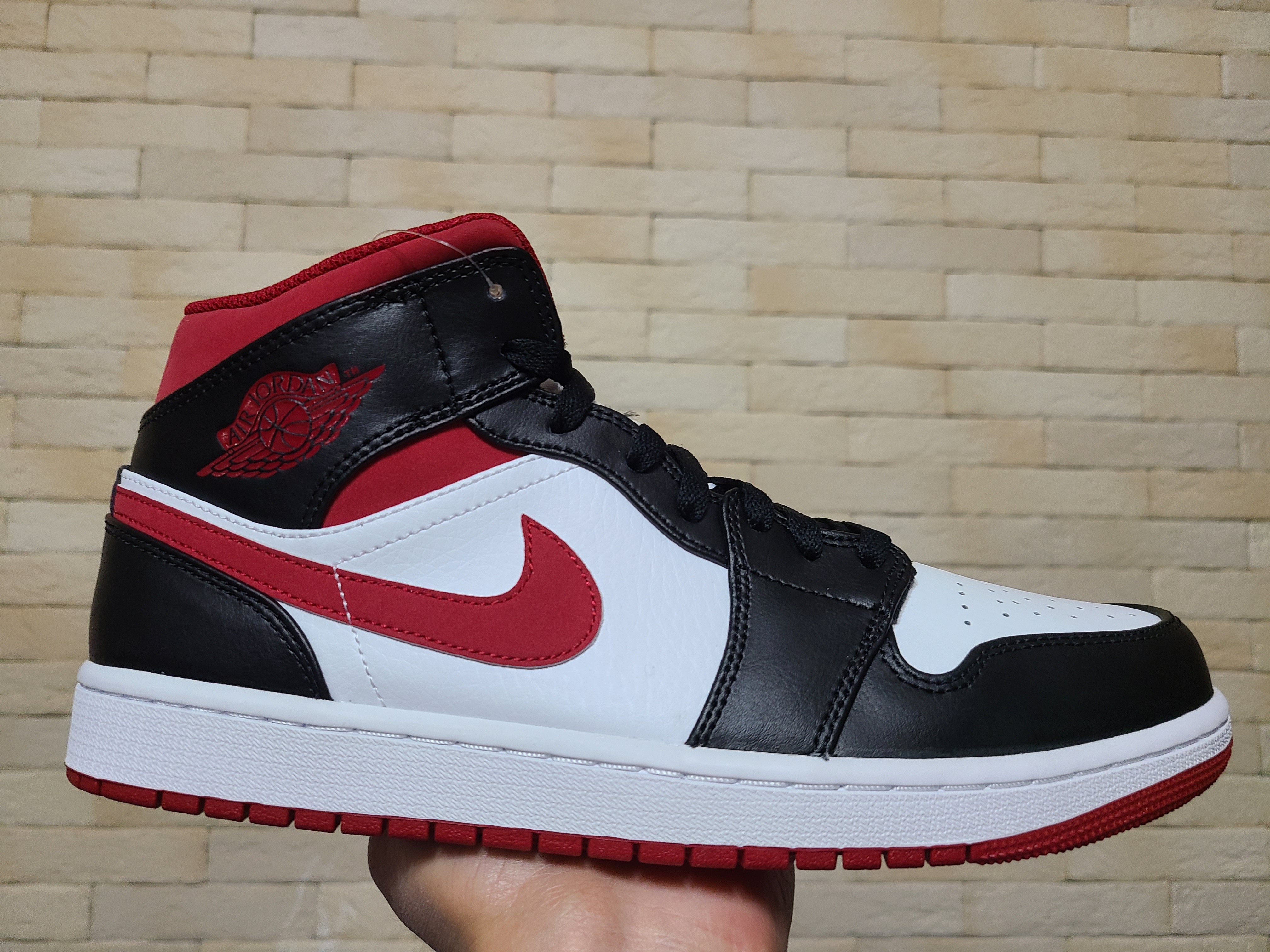 Jordan 1 Mid Gym Red Black White 착용 스타일 - 2