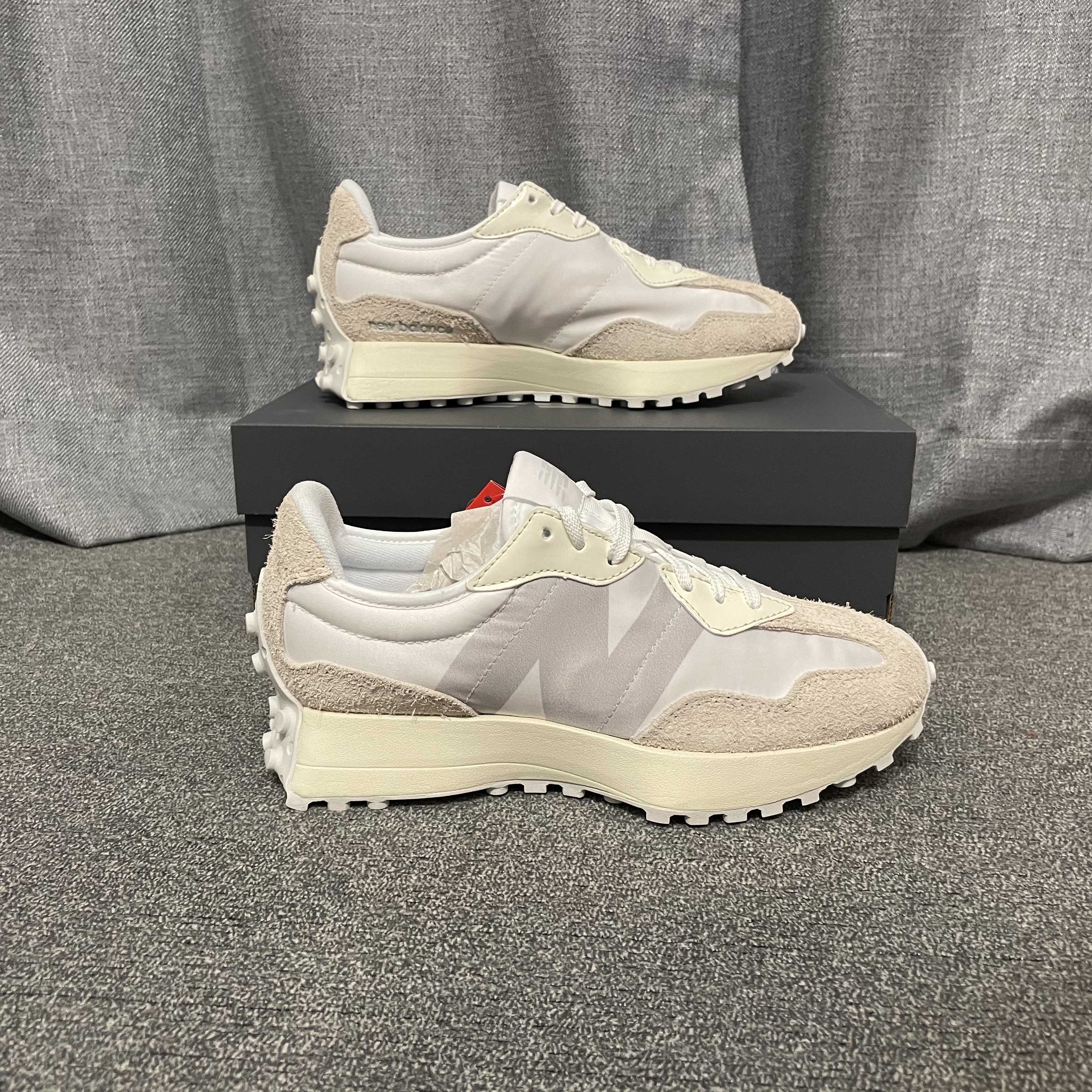 (W) New Balance 327 White Moonbeam 착용 스타일 - 2