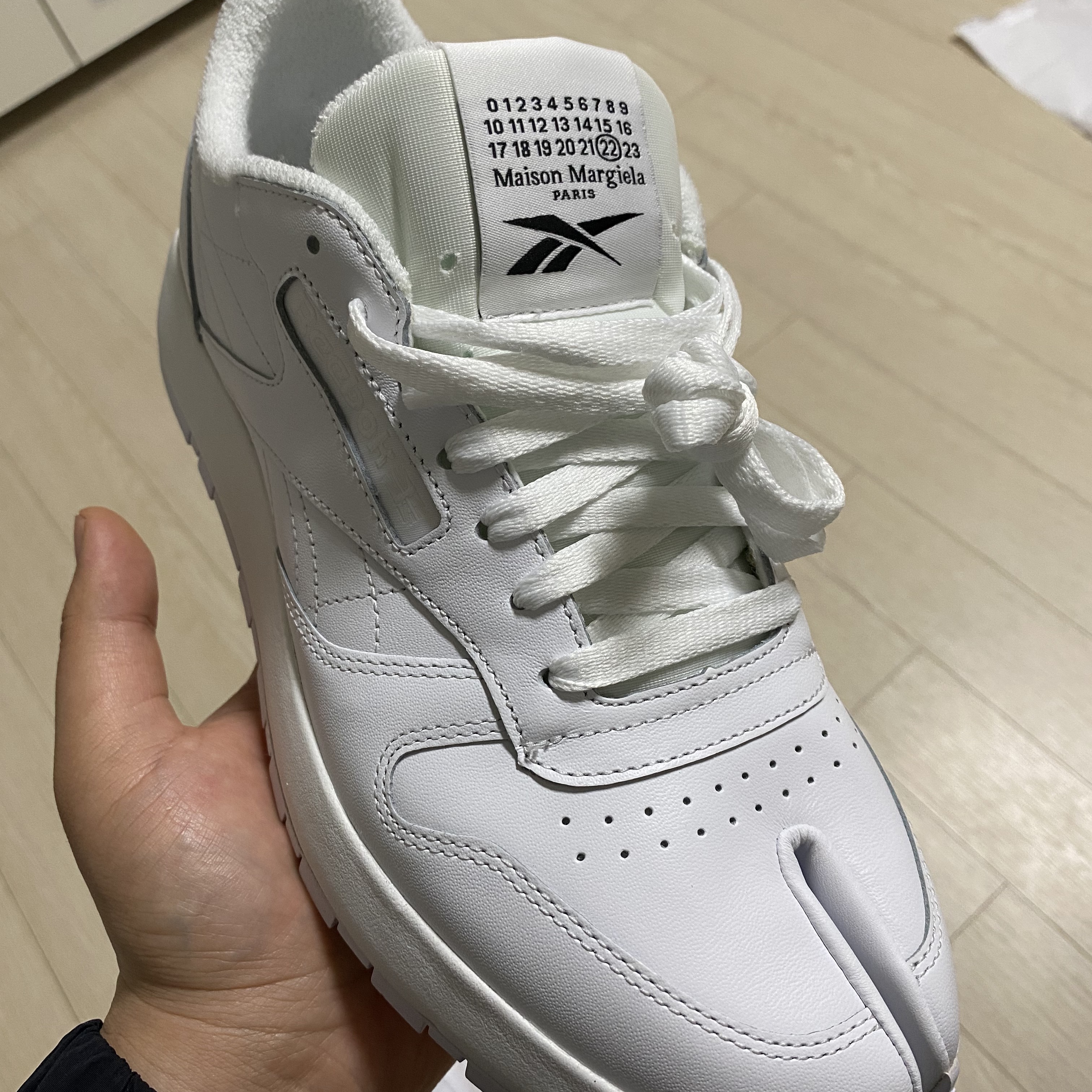 Reebok x Maison Margiela Classic Leather Tabi Shoes White 착용 스타일 - 2
