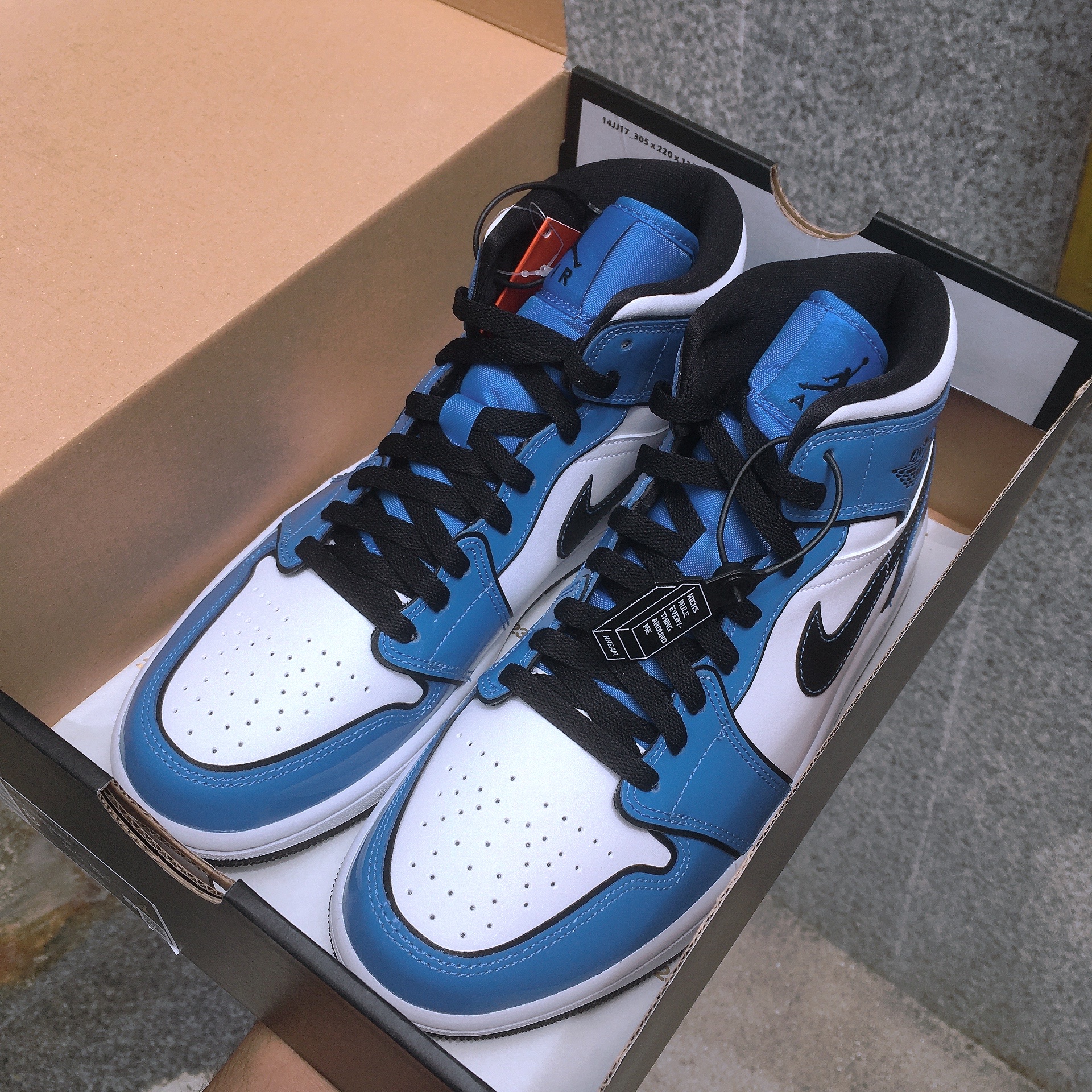 Jordan 1 Mid SE Signal Blue 착용 스타일 - 2
