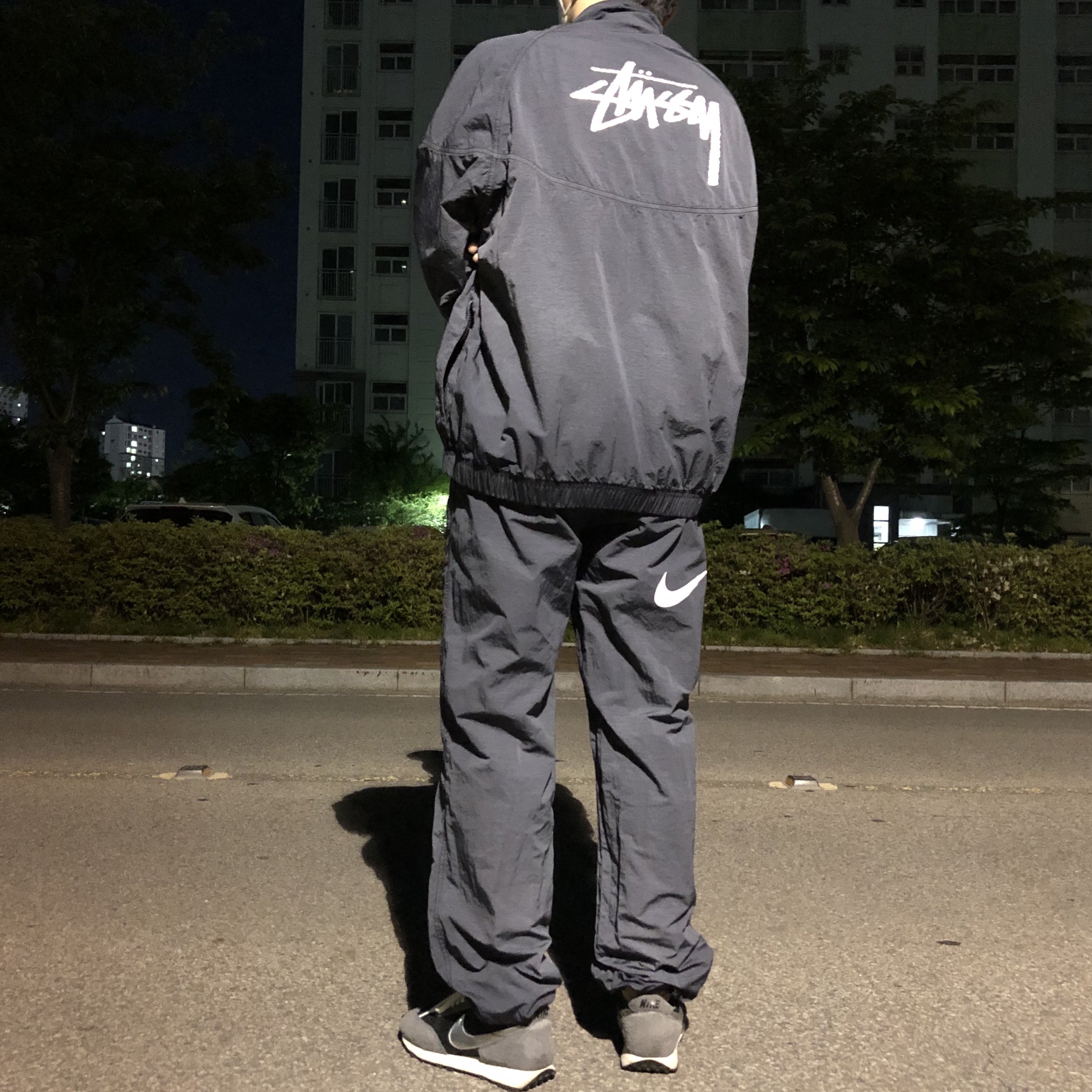 Nike x Stussy Windrunner Jacket Off Noir, Nike x Stussy Beach Pants Off Noir 착용 스타일