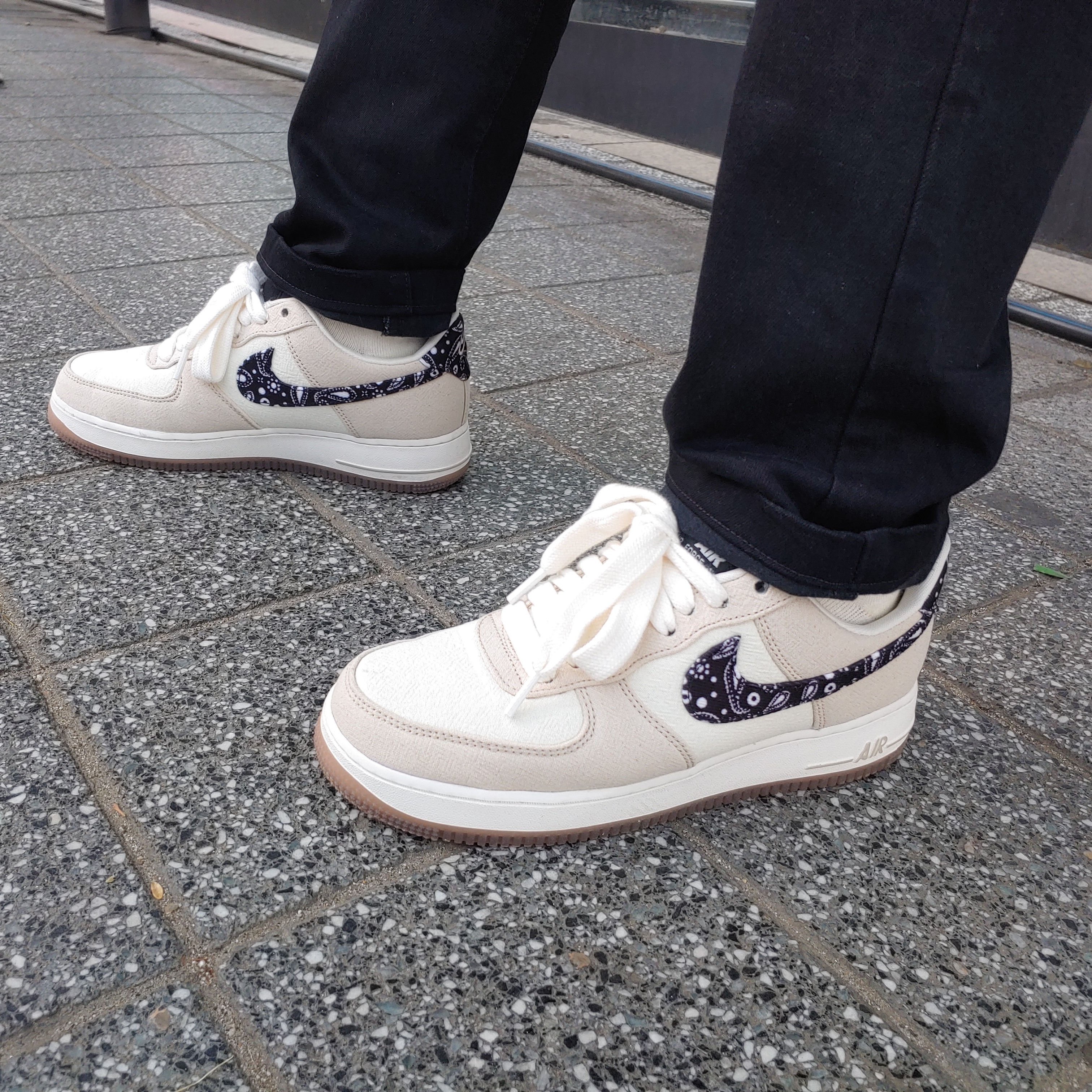 Nike Air Force 1 '07 LV8 Paisley Swoosh 착용 스타일 - 3