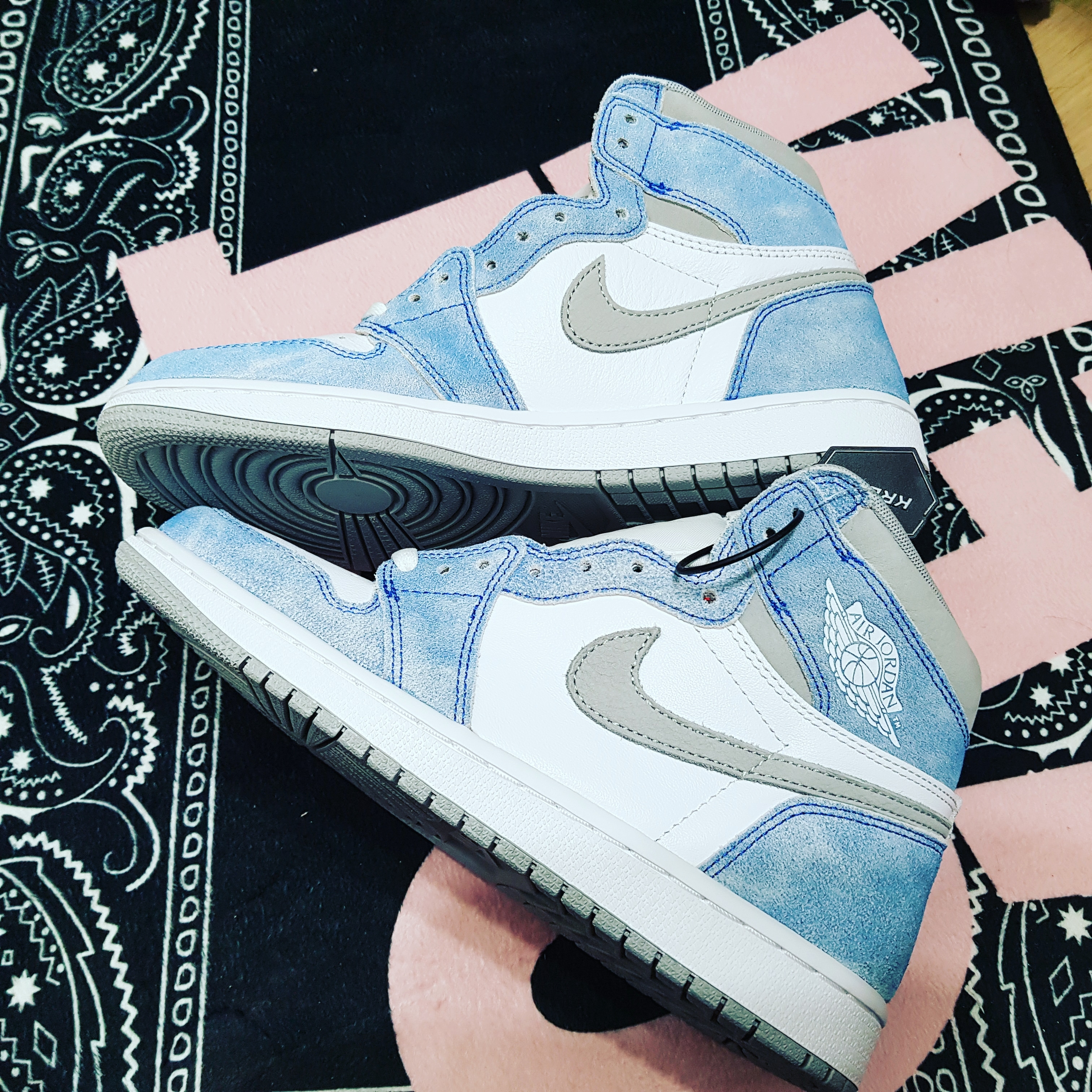 Jordan 1 Retro High OG Hyper Royal 착용 스타일
