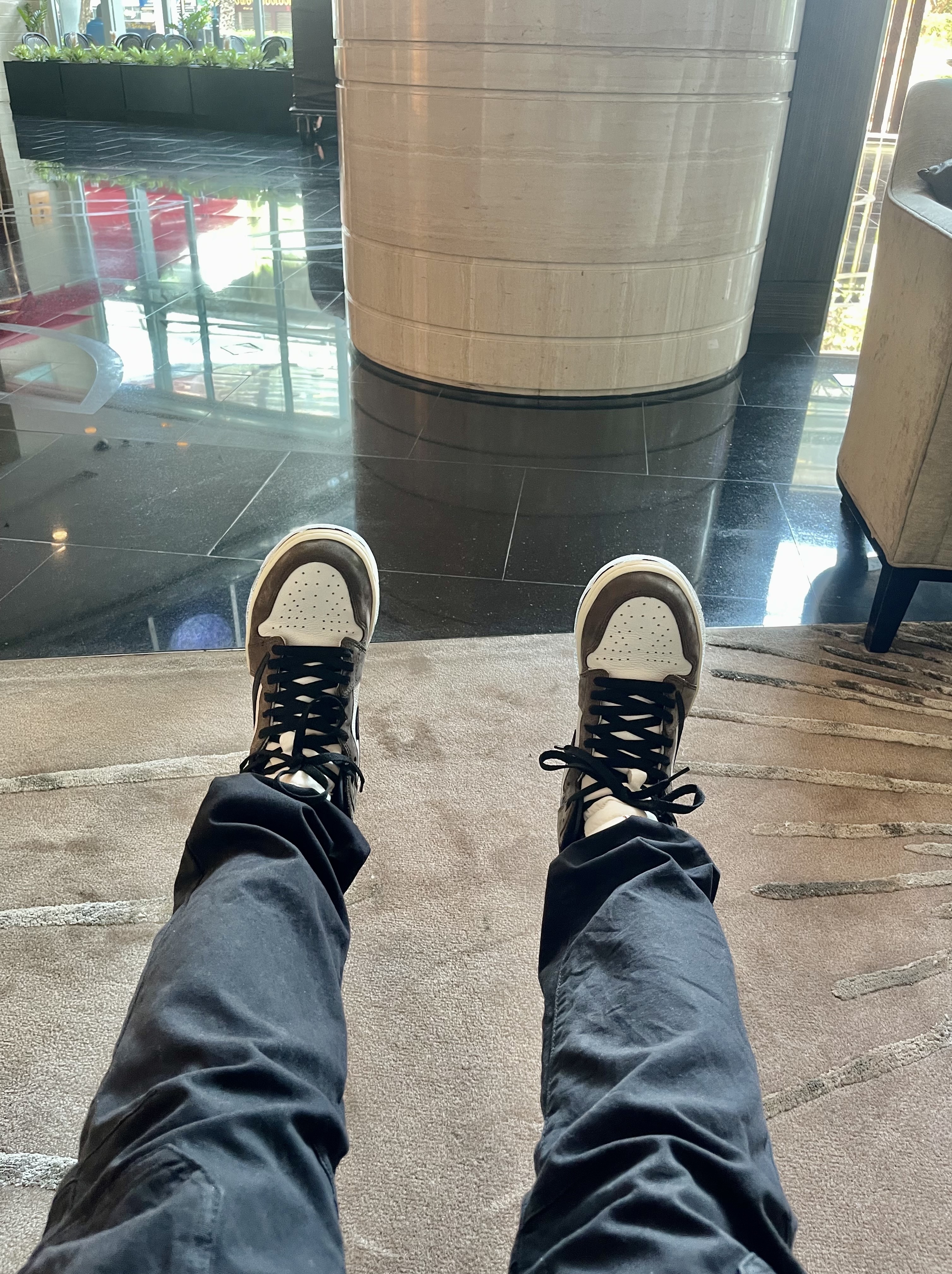 Jordan 1 x Travis Scott Retro High OG SP Mocha 착용 스타일 - 2
