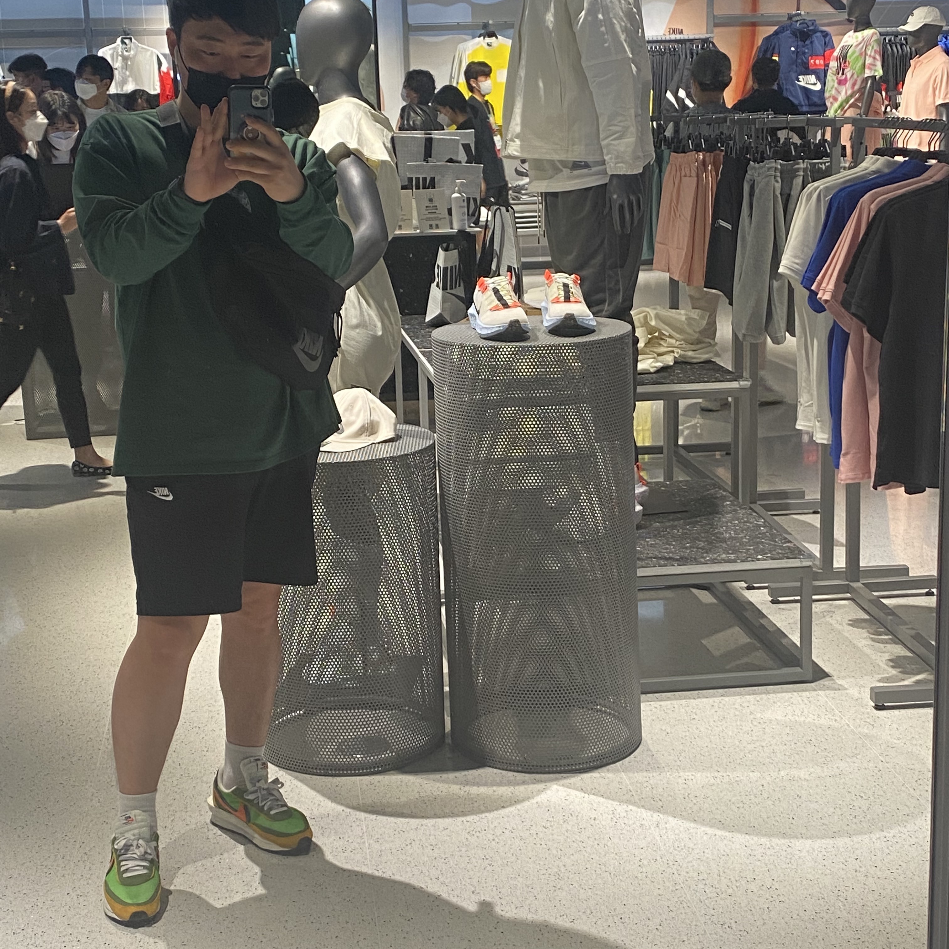 Nike x Sacai LDWaffle Green Multi, Nike x Stussy Big Swoosh LS T-Shirt Green - US/EU 착용 스타일 - 1