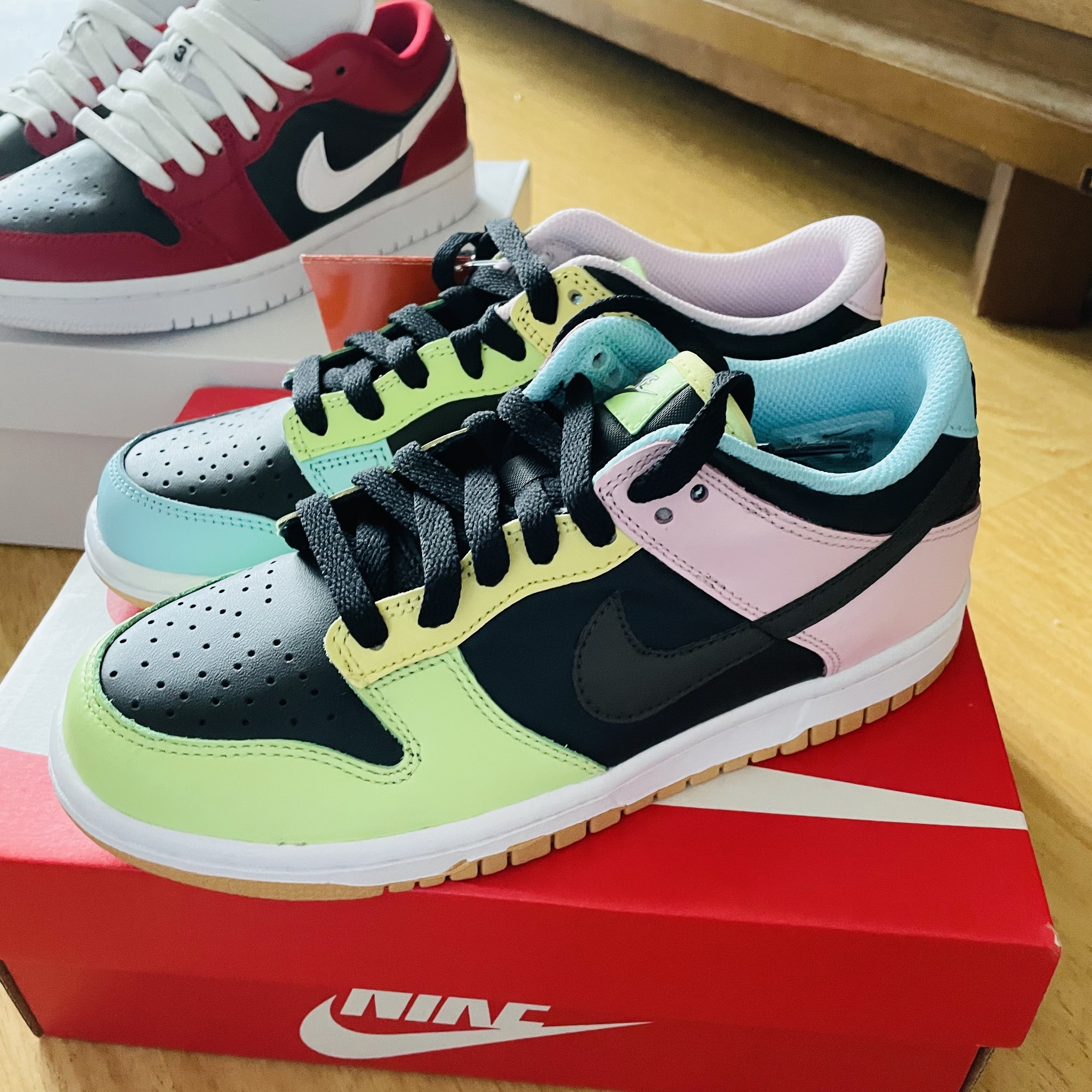(GS) Nike Dunk Low SE Free.99 Black, (W) Jordan 1 Low Chicago Flip 착용 스타일 - 1