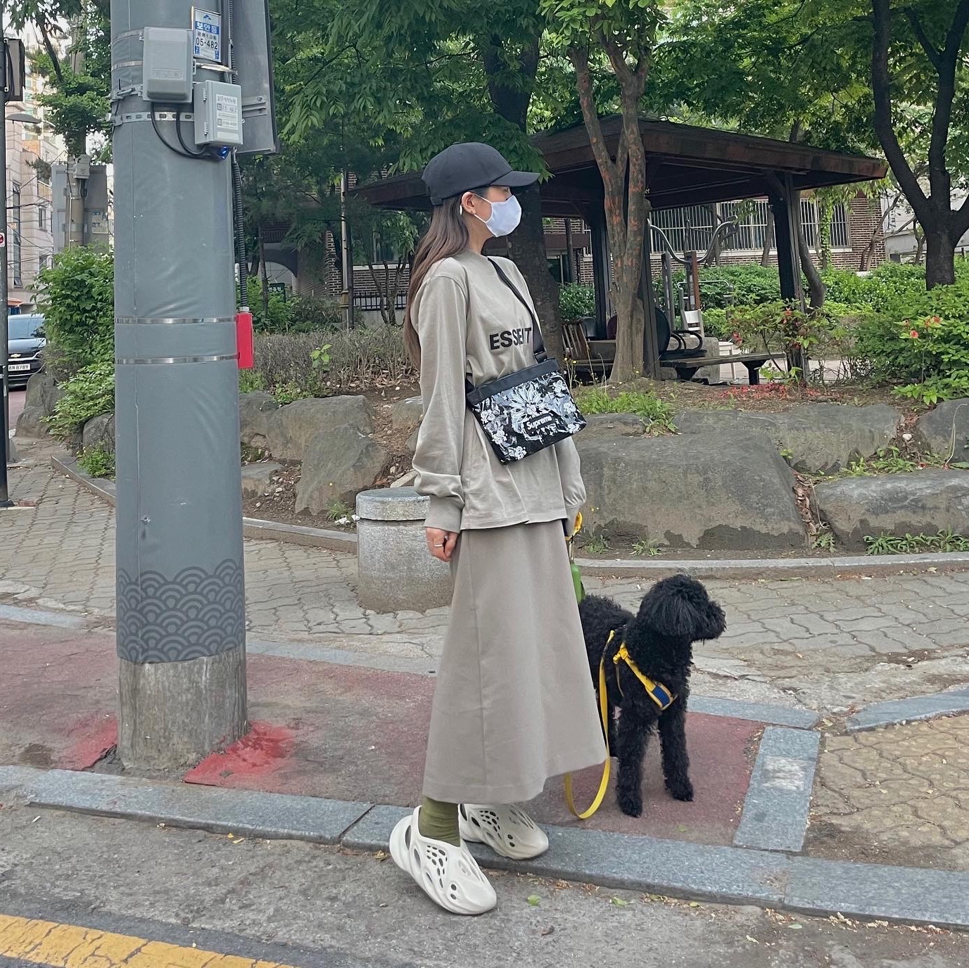 Adidas Yeezy Foam RNNR Sand, Supreme Bandana Tarp Side Bag Black - 21SS 착용 스타일