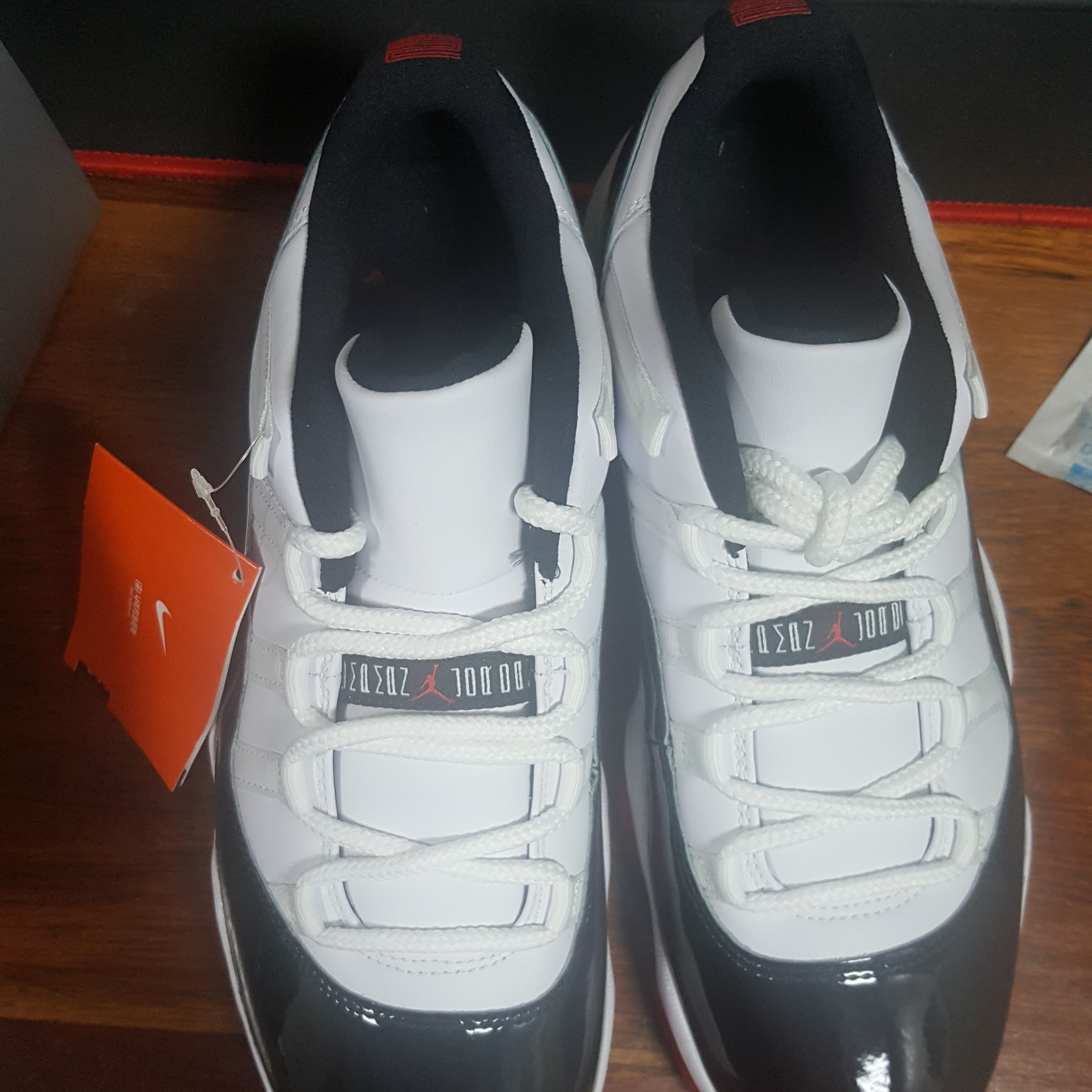 Jordan 11 Retro Low Concord Bred 착용 스타일 - 2