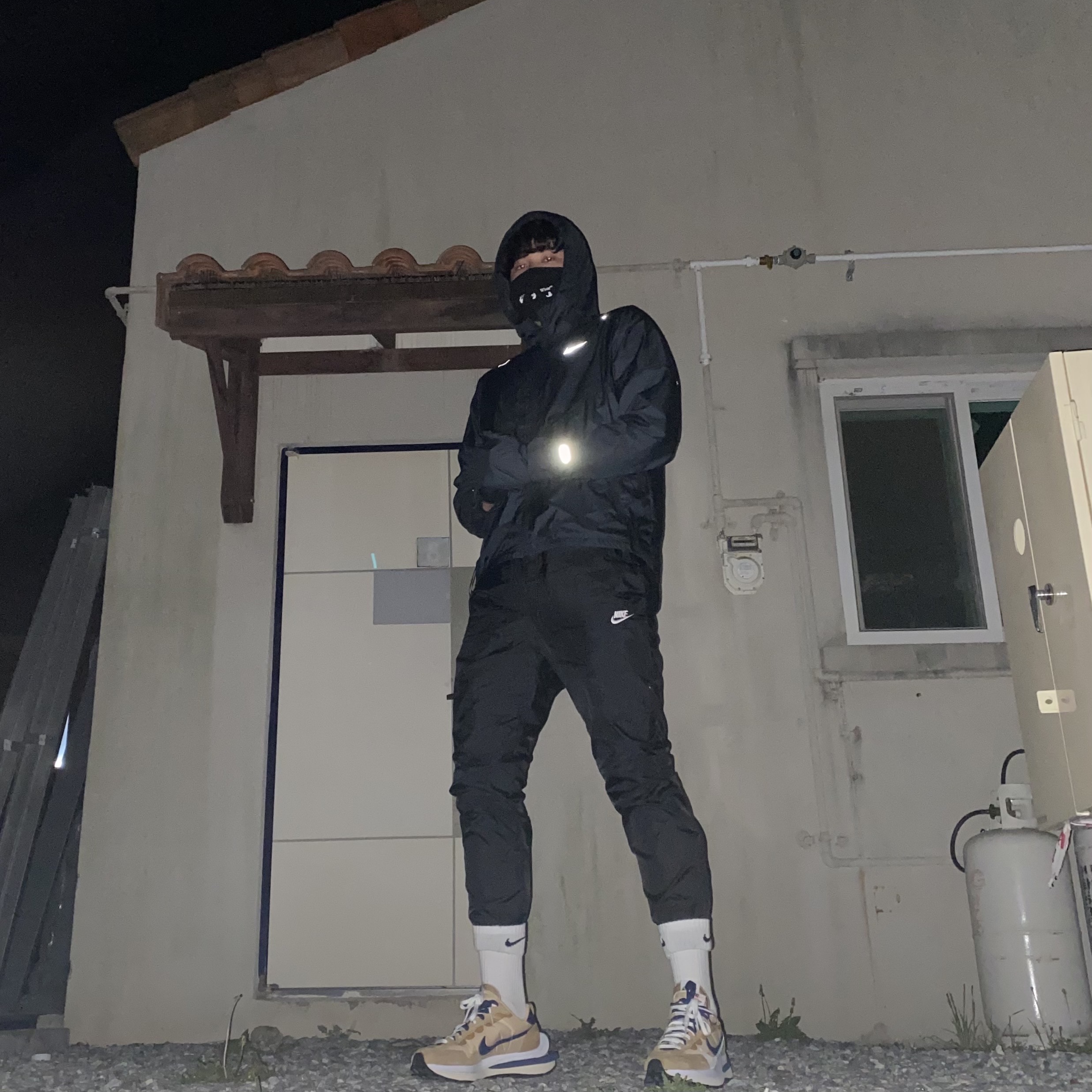 Nike x Sacai VaporWaffle Sesame and Blue Void, Off-White x Amore Pacific Protection Box (Without Cosmetics) 착용 스타일 - 2