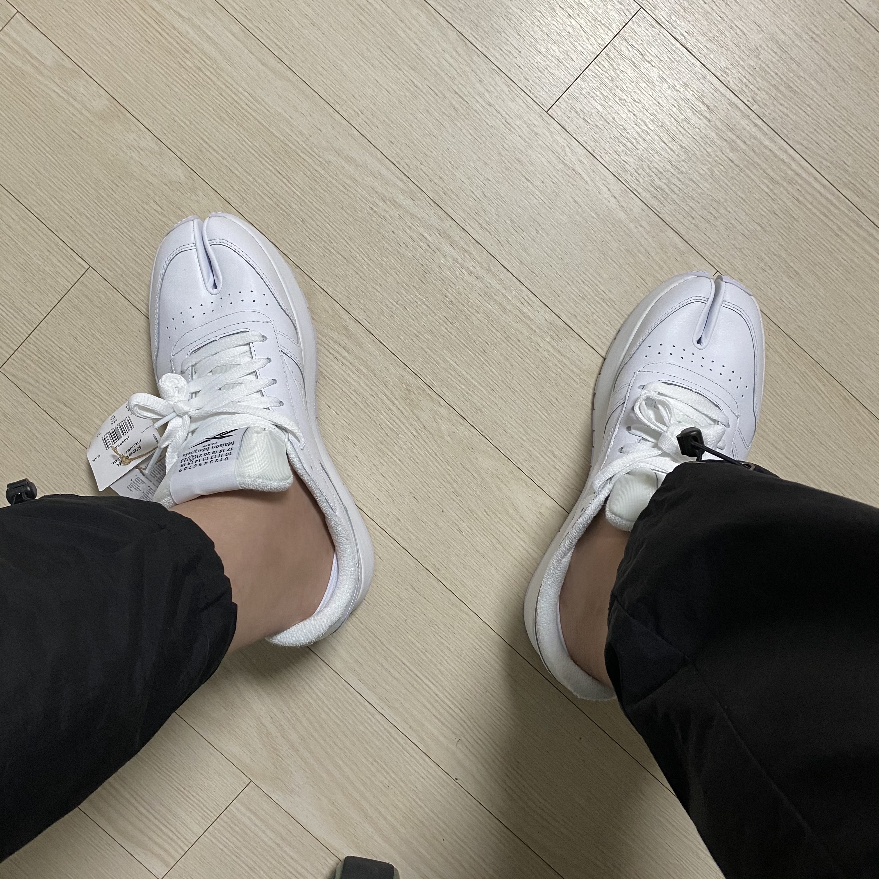 Reebok x Maison Margiela Classic Leather Tabi Shoes White 착용 스타일 - 3