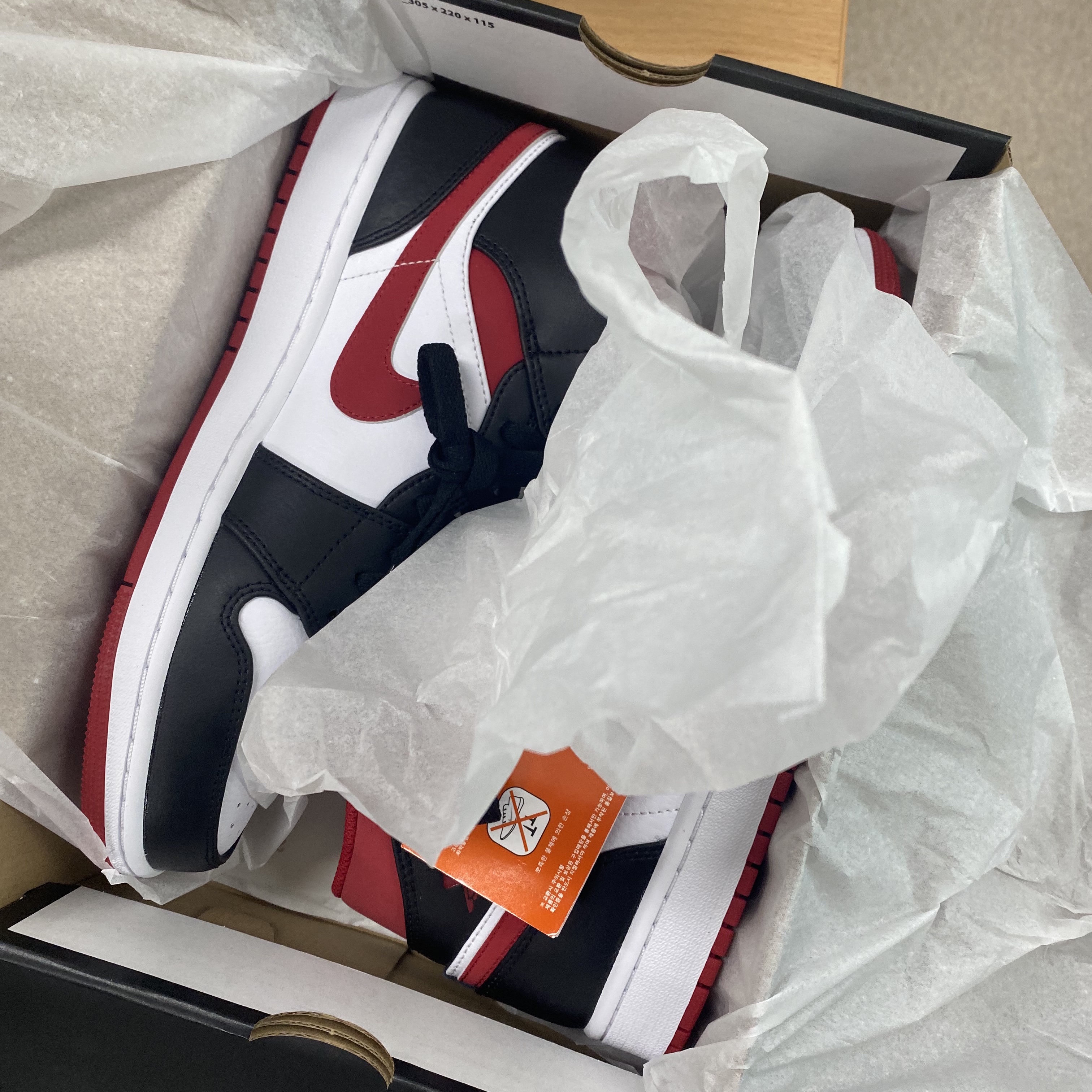 Jordan 1 Mid Gym Red Black White 착용 스타일 - 3