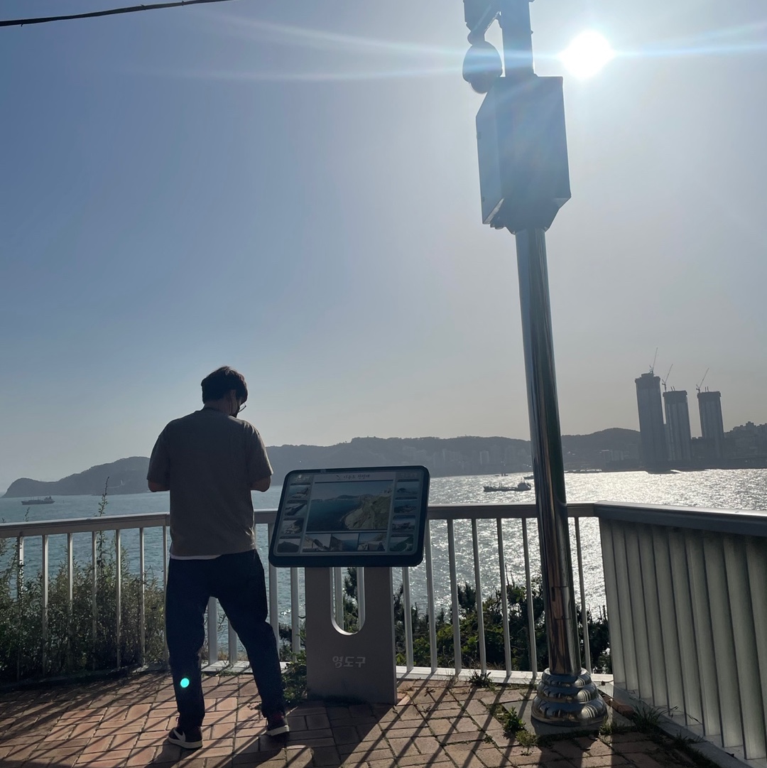 Jordan 1 x Travis Scott Retro Low OG SP Mocha, Nike NRG Solo Swoosh T-Shirt Khaki - Asia 착용 스타일 - 2