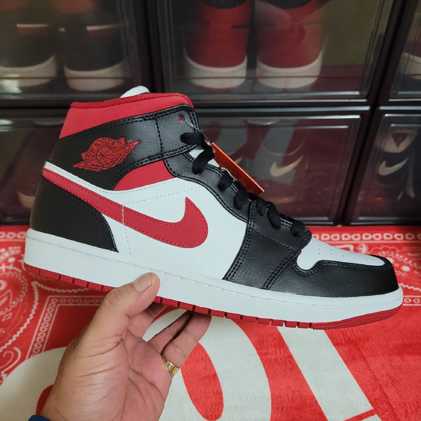 Jordan 1 Mid Gym Red Black White 착용 스타일 - 1