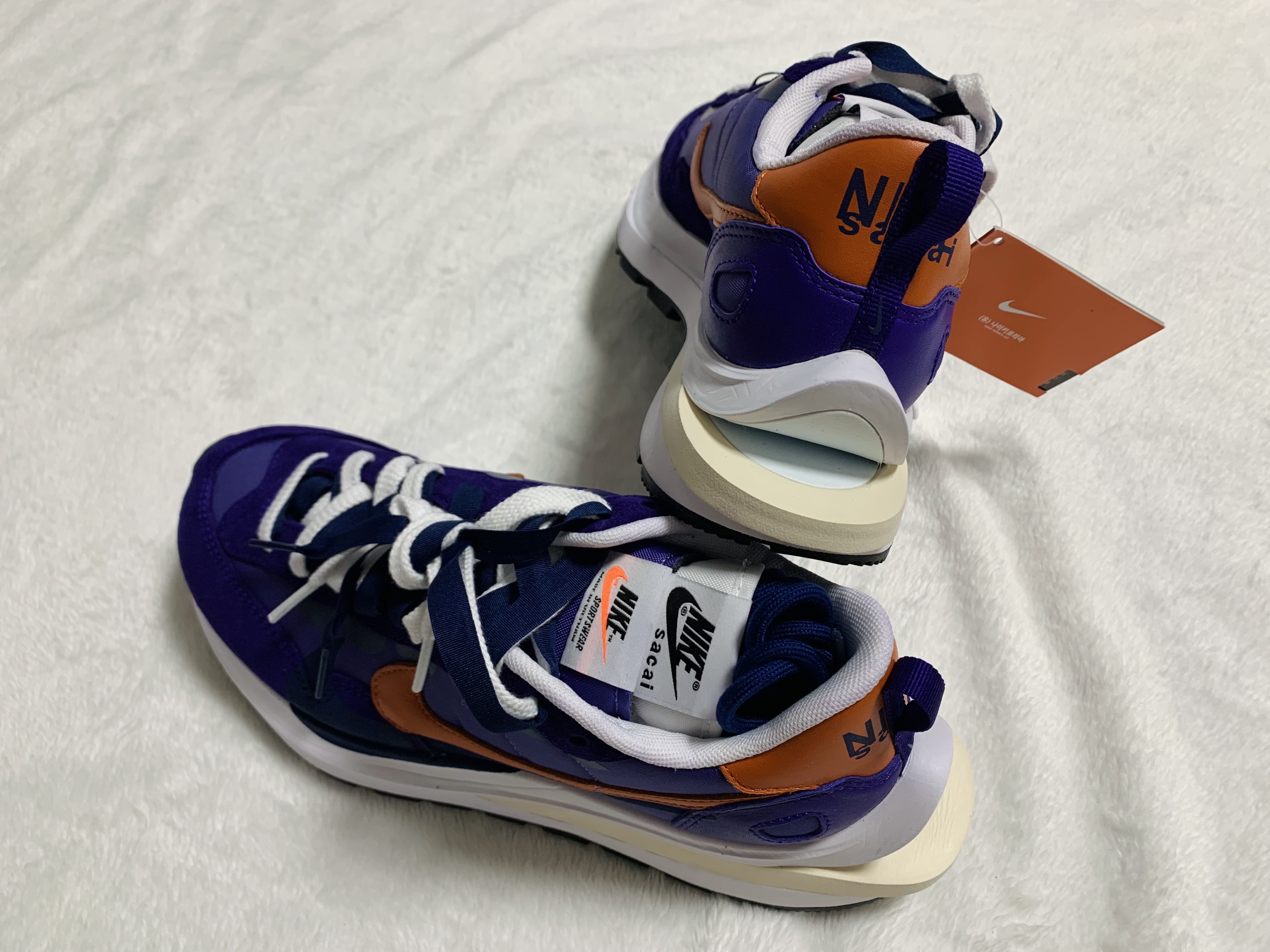 Nike x Sacai VaporWaffle Dark Iris 착용 스타일 - 3