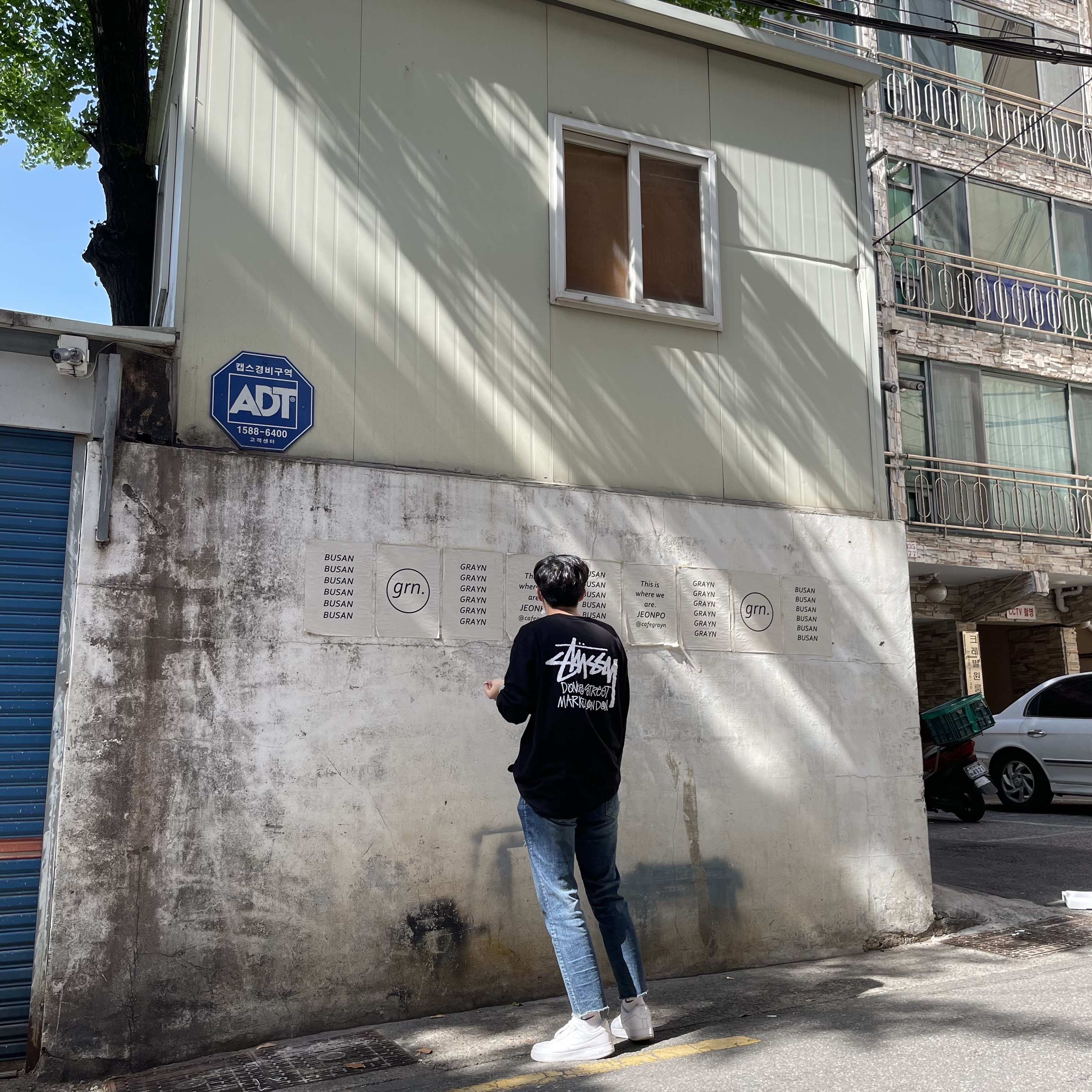 Stussy Stock DSM London LS T-Shirt Black, Nike Air Force 1 '07 Low White 착용 스타일