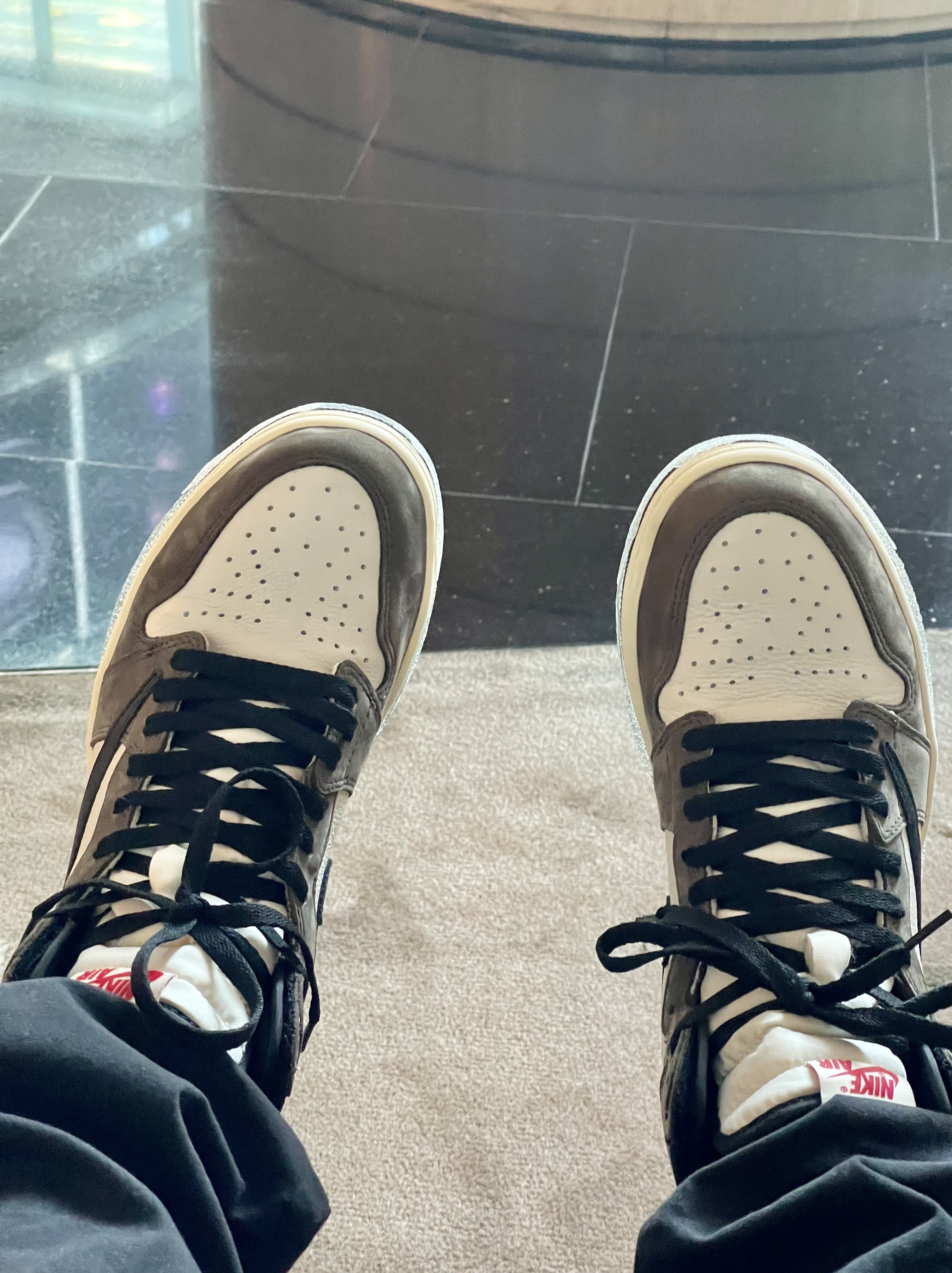 Jordan 1 x Travis Scott Retro High OG SP Mocha 착용 스타일 - 3