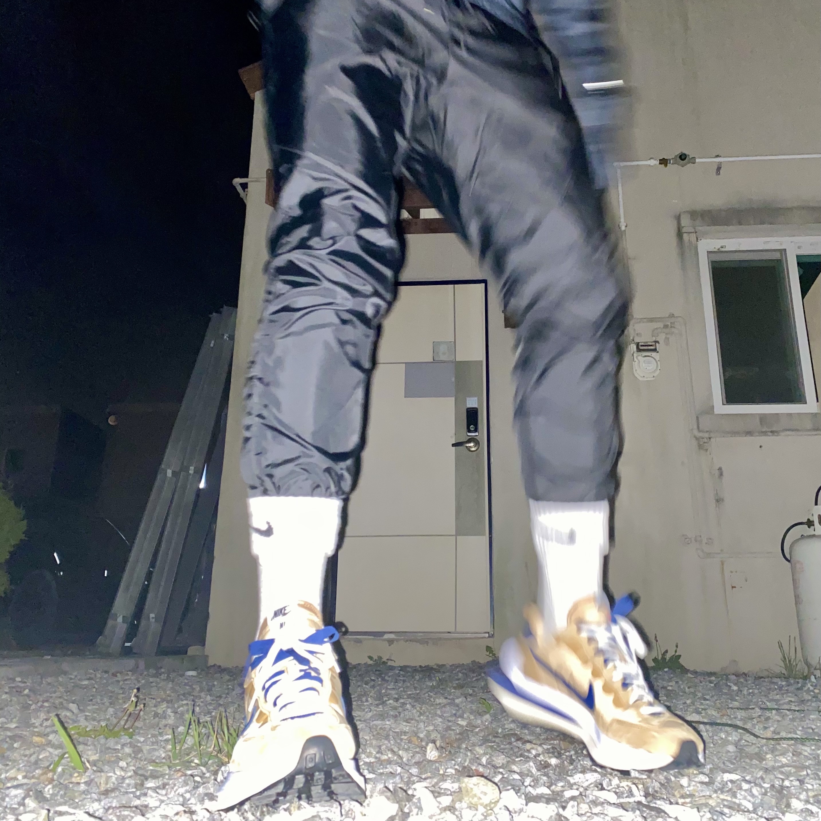 Nike x Sacai VaporWaffle Sesame and Blue Void, Off-White x Amore Pacific Protection Box (Without Cosmetics) 착용 스타일 - 3