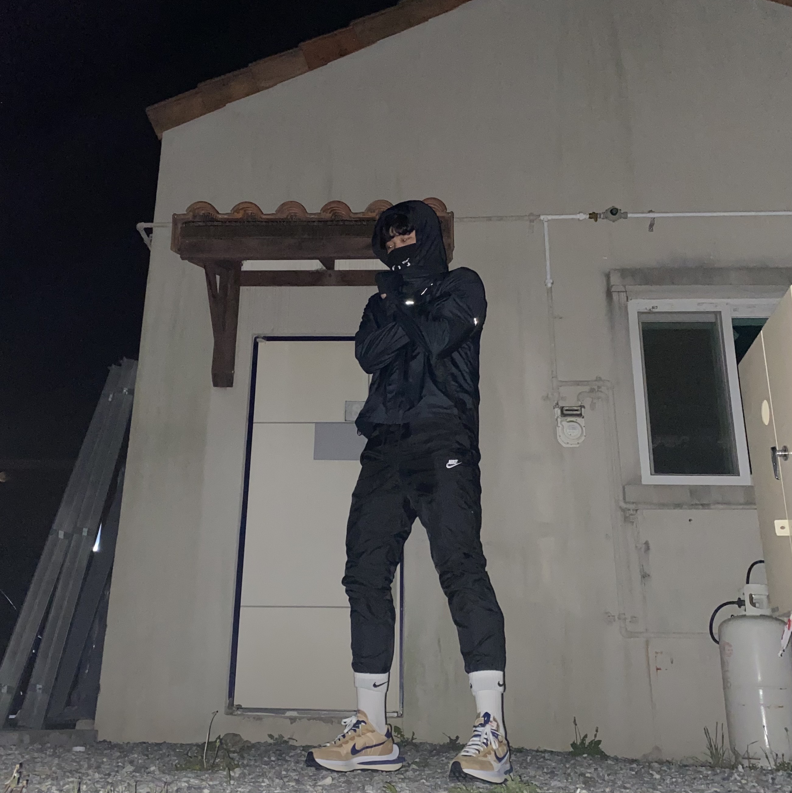 Nike x Sacai VaporWaffle Sesame and Blue Void, Off-White x Amore Pacific Protection Box (Without Cosmetics) 착용 스타일 - 1
