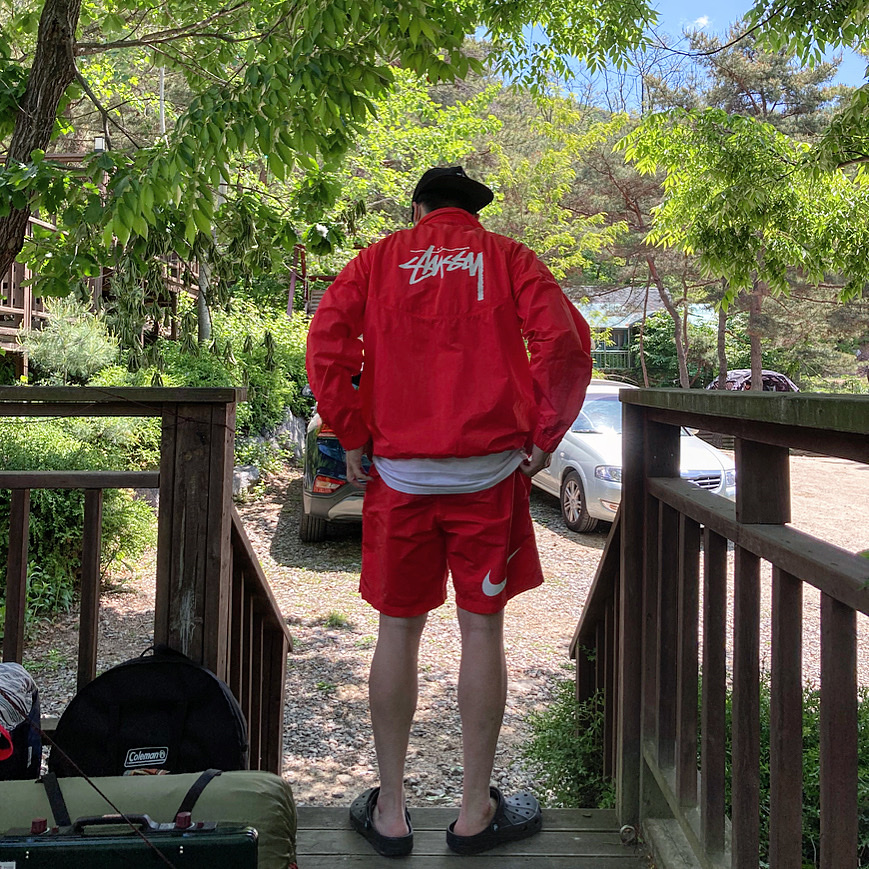 Nike x Stussy Water Shorts Habanero Red, Nike x Stussy Windrunner Jacket Habanero Red 착용 스타일