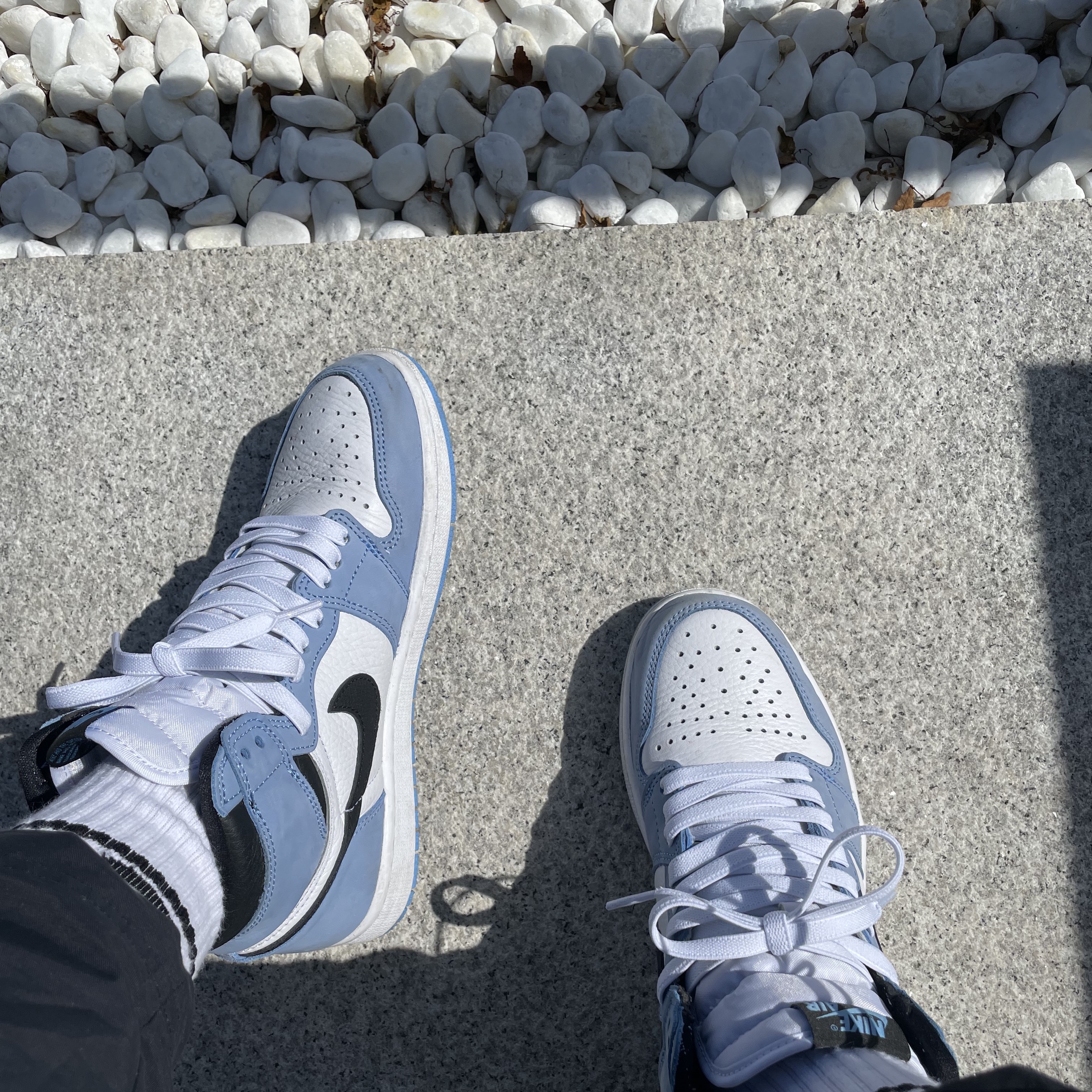Jordan 1 Retro High OG University Blue 착용 스타일 - 1