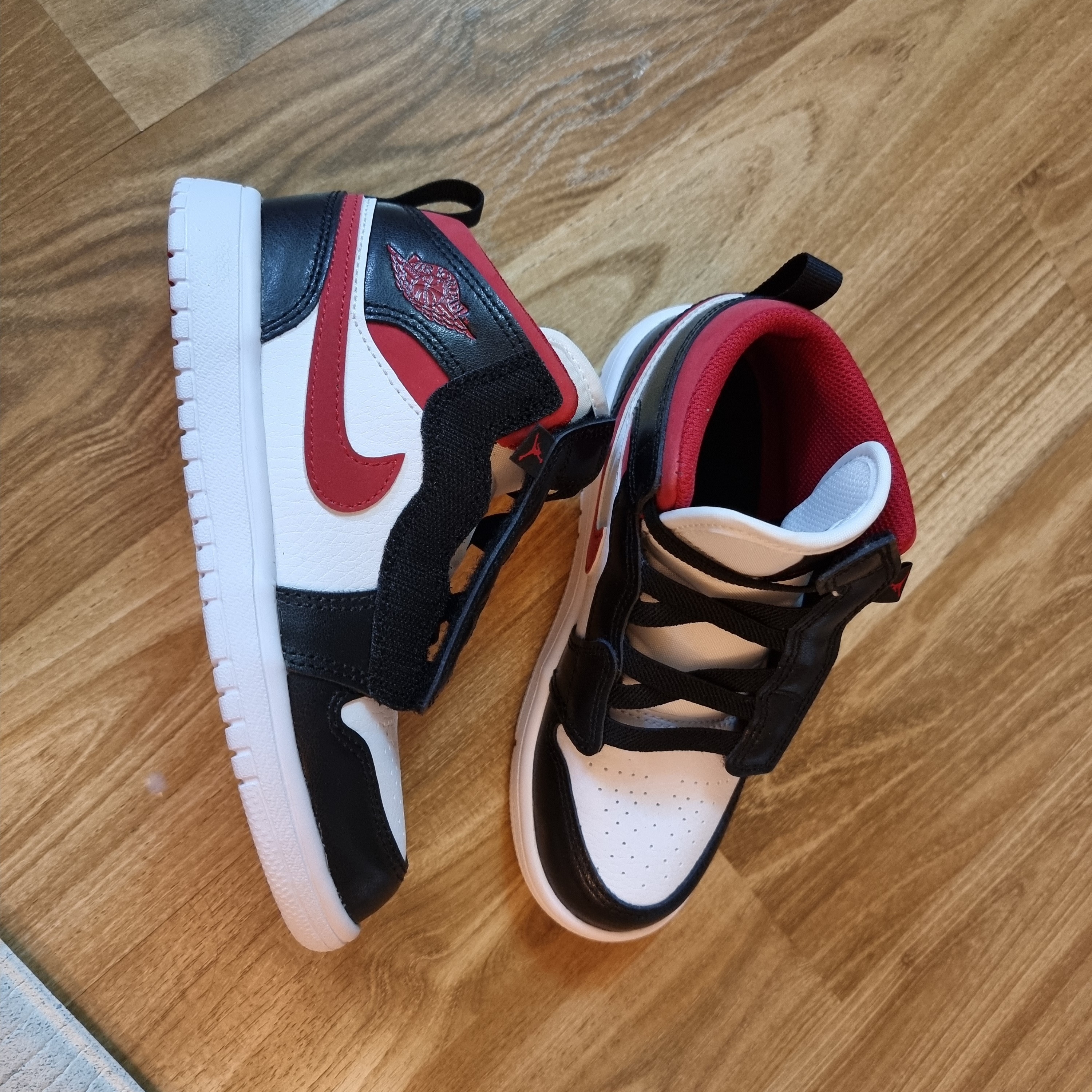 (PS) Jordan 1 Mid Alt Gym Red Black White, Jordan 1 Mid Gym Red Black White 착용 스타일 - 1