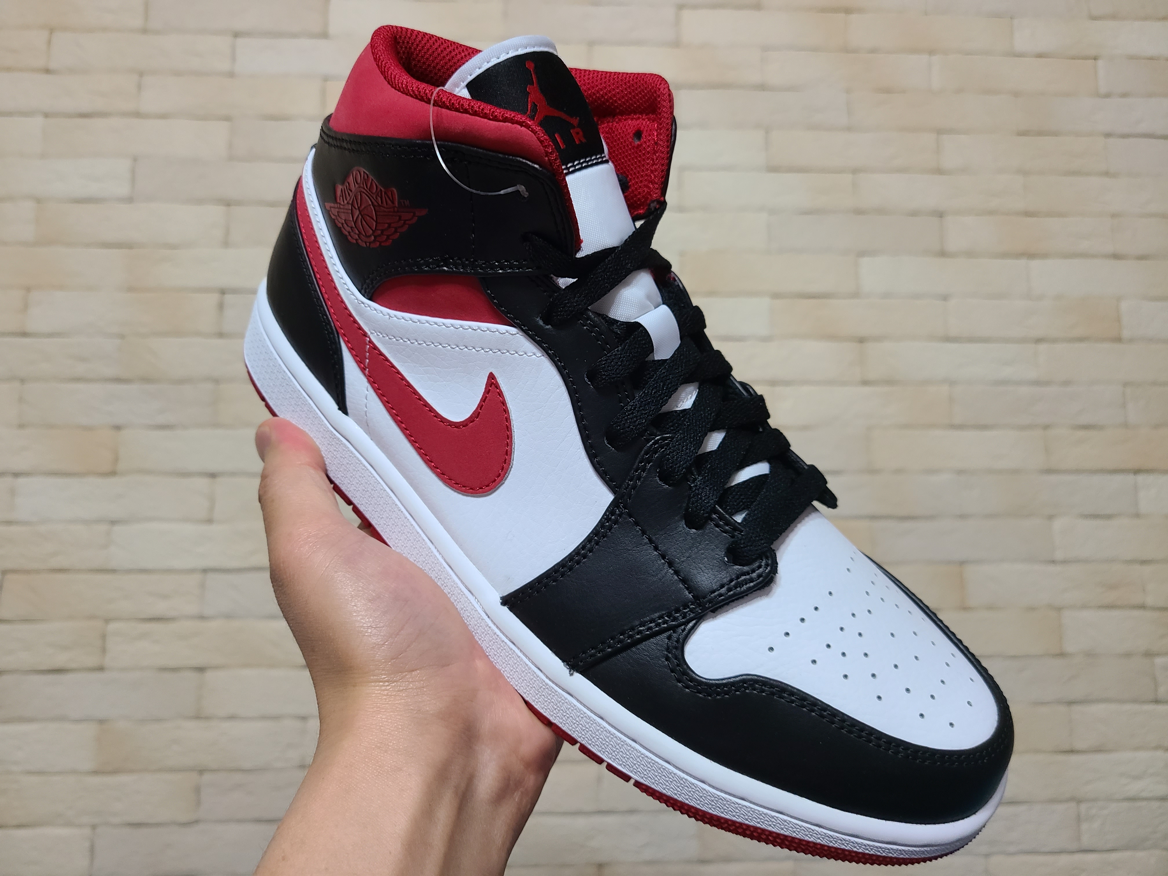 Jordan 1 Mid Gym Red Black White 착용 스타일 - 5