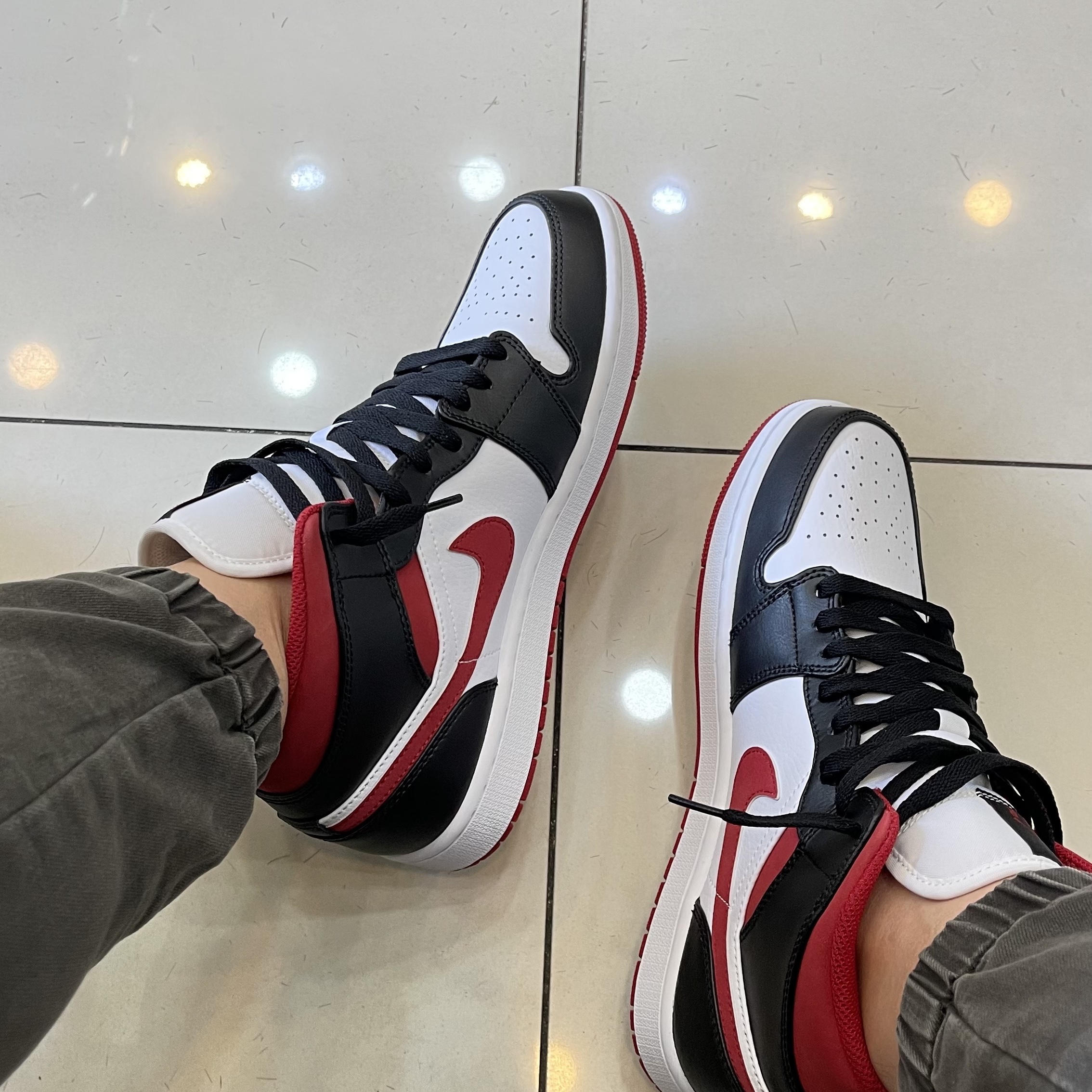 Jordan 1 Mid Gym Red Black White 착용 스타일 - 2