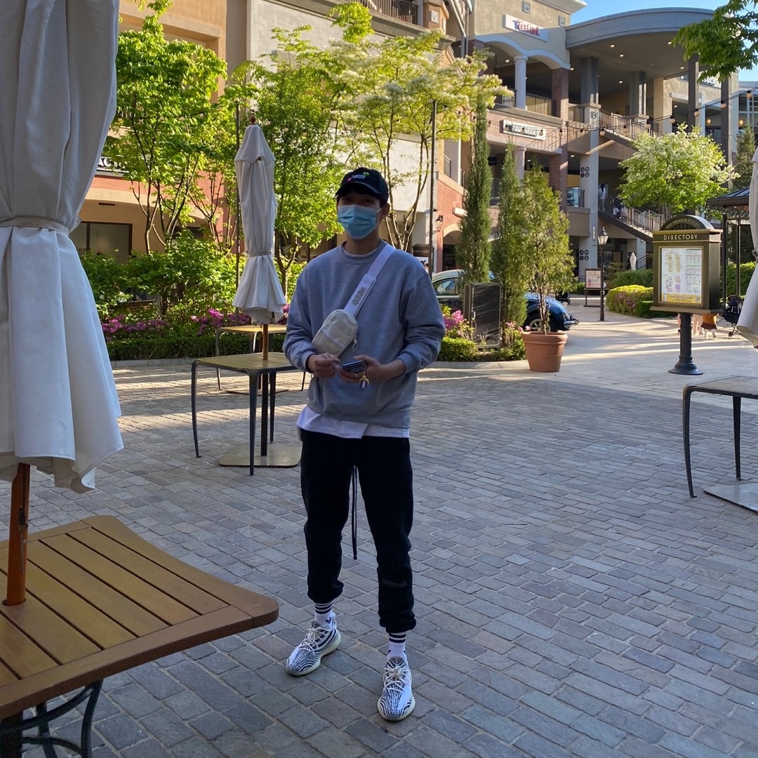 Adidas Yeezy Boost 350 V2 Zebra 2017/2019/2020, Essentials Sweatpants Dark Slate/Black 2020 착용 스타일 - 2