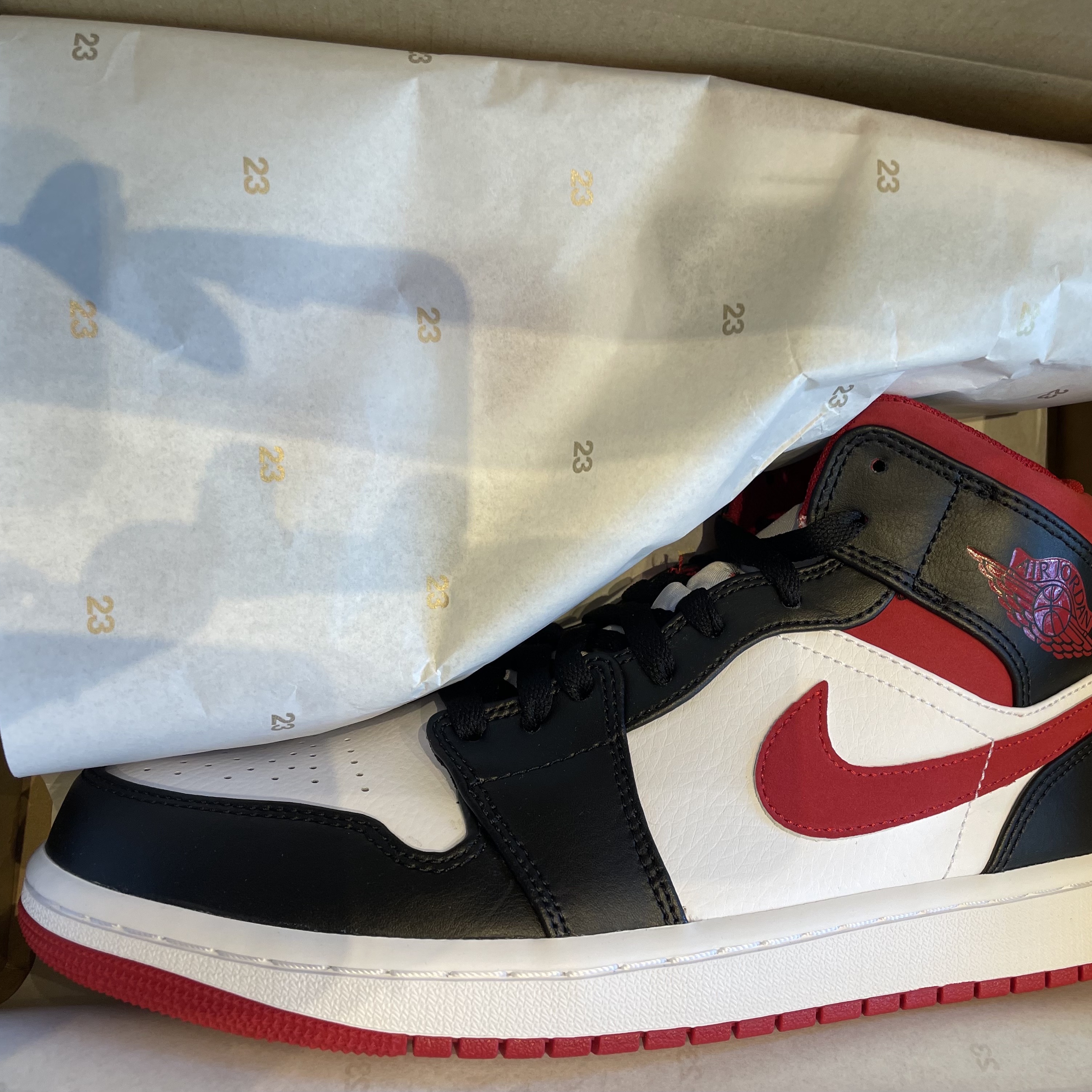 Jordan 1 Mid Gym Red Black White 착용 스타일 - 1