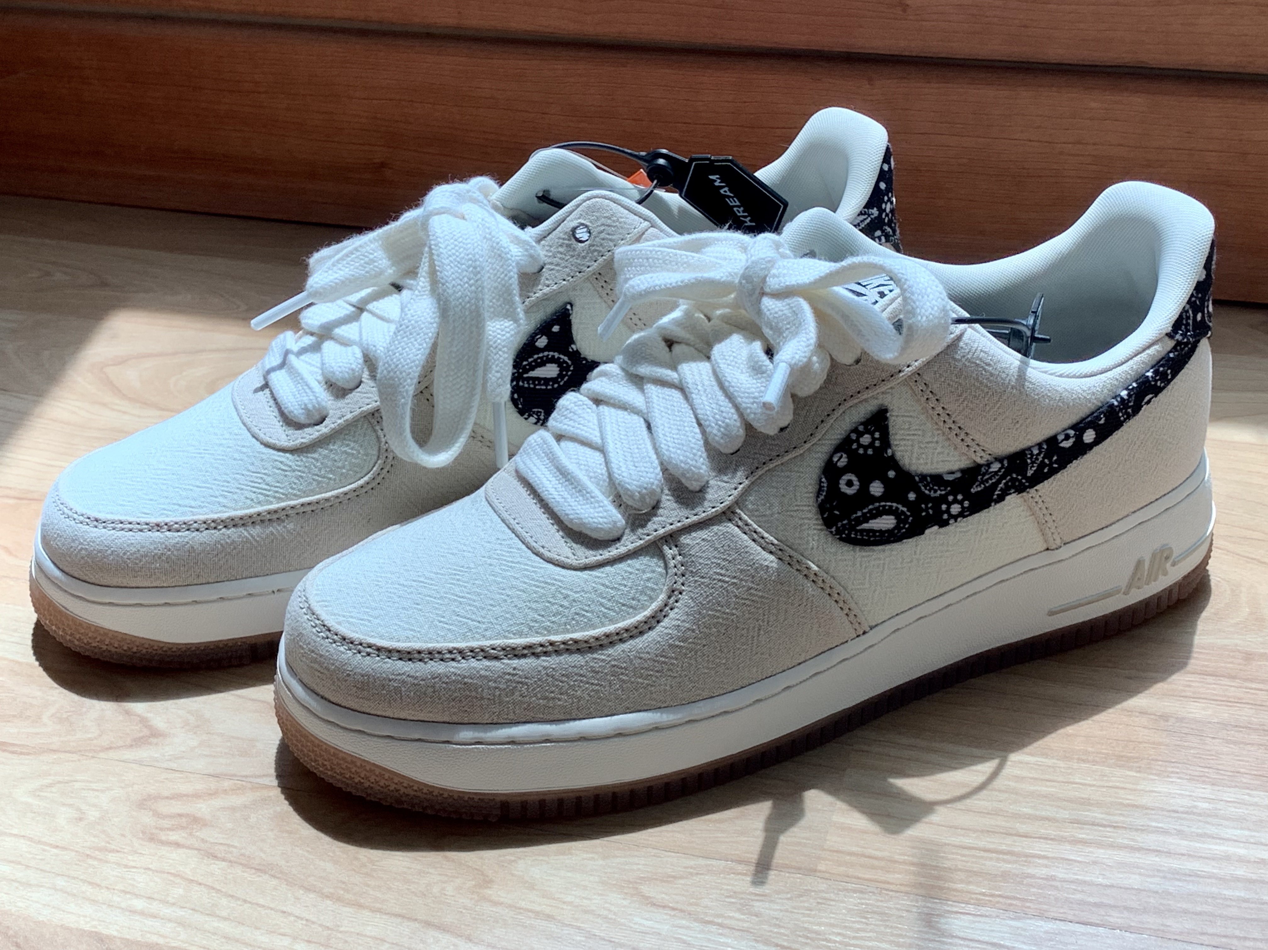 Nike Air Force 1 '07 LV8 Paisley Swoosh, Nike Asuna Slide Pale Ivory Rattan 착용 스타일 - 1