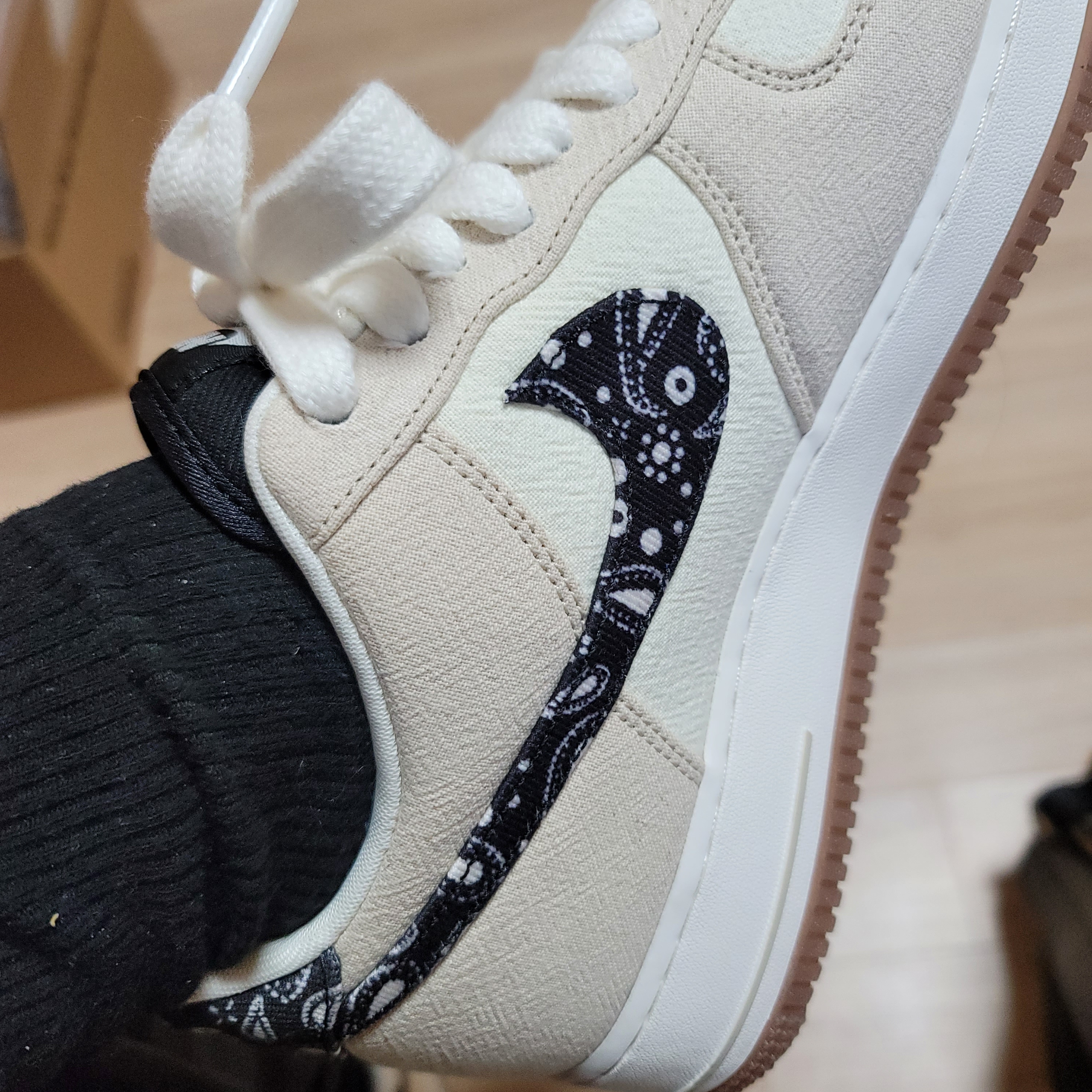 Nike Air Force 1 '07 LV8 Paisley Swoosh 착용 스타일 - 1