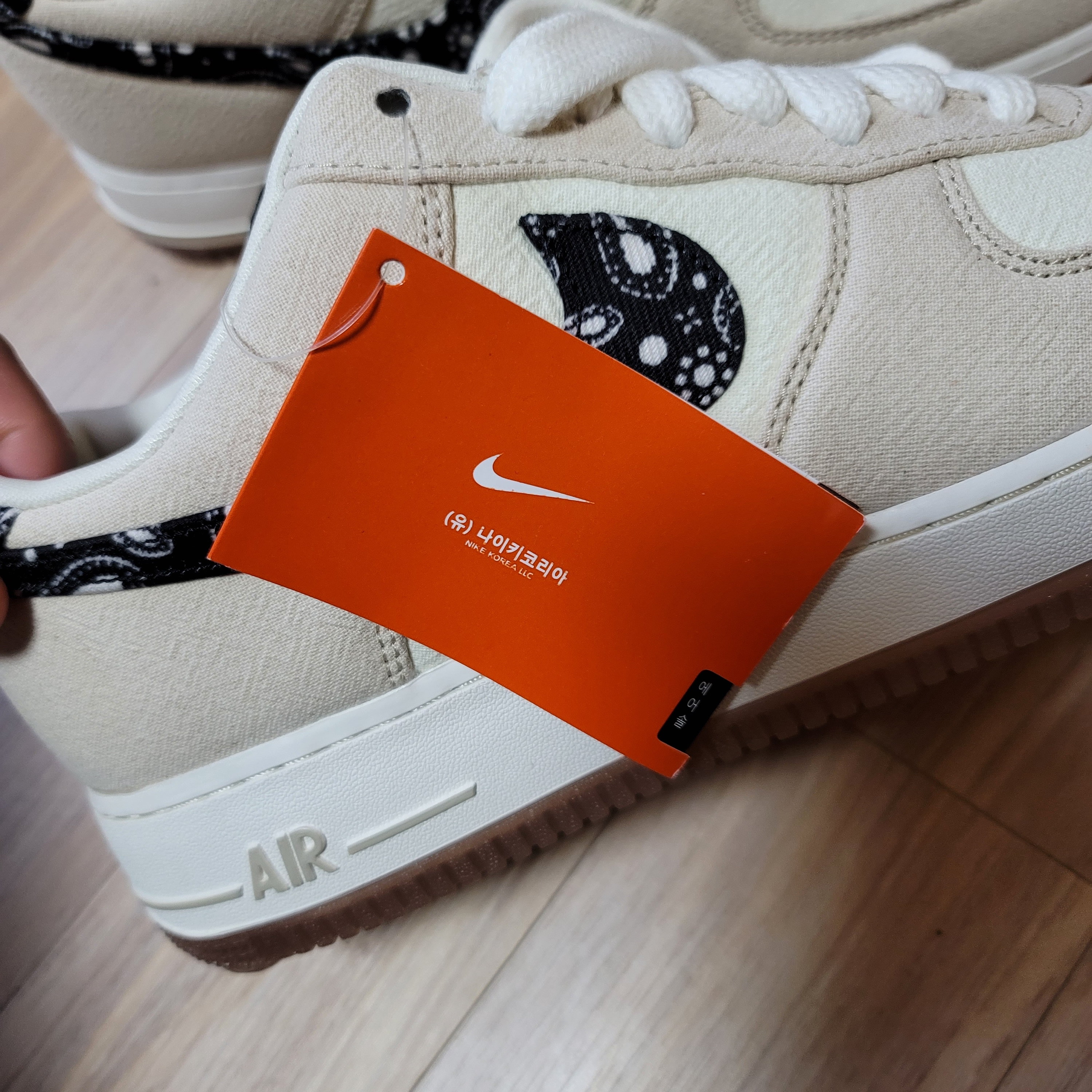 Nike Air Force 1 '07 LV8 Paisley Swoosh 착용 스타일 - 2