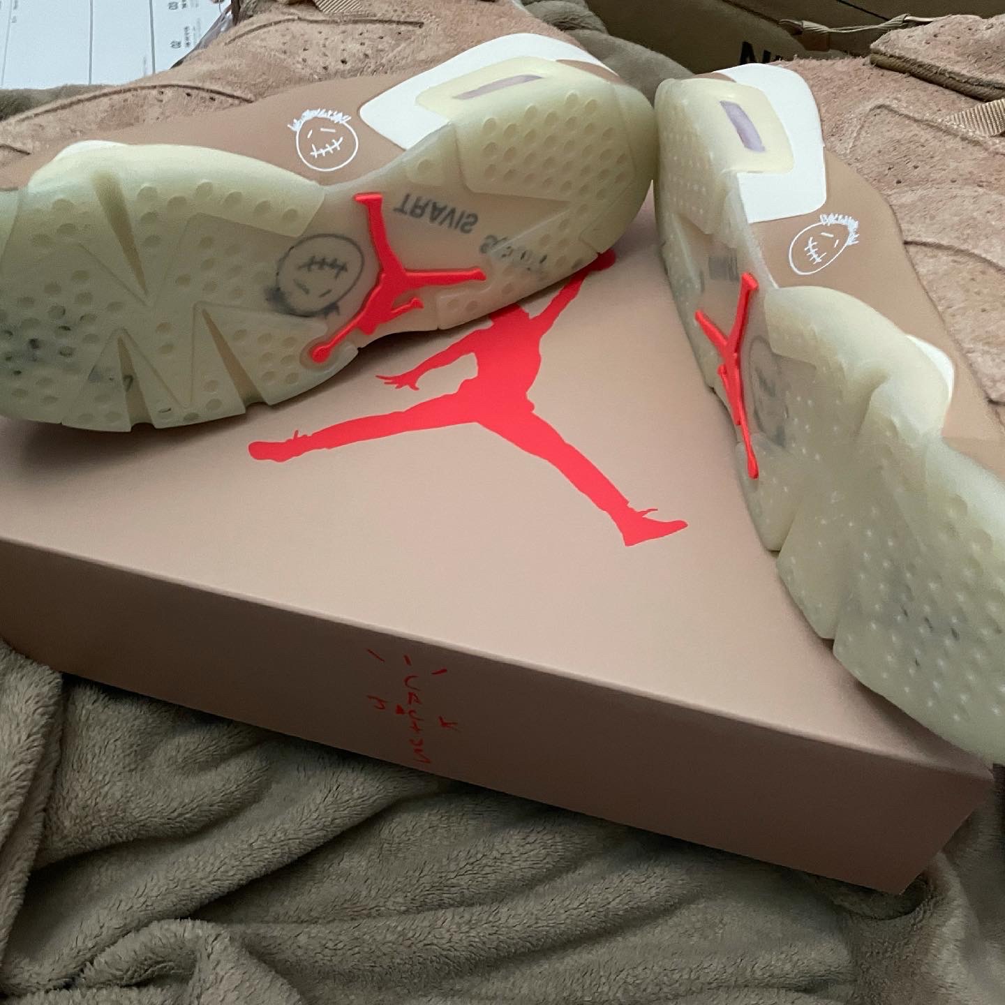 Jordan 6 x Travis Scott Retro SP British Khaki 착용 스타일 - 2