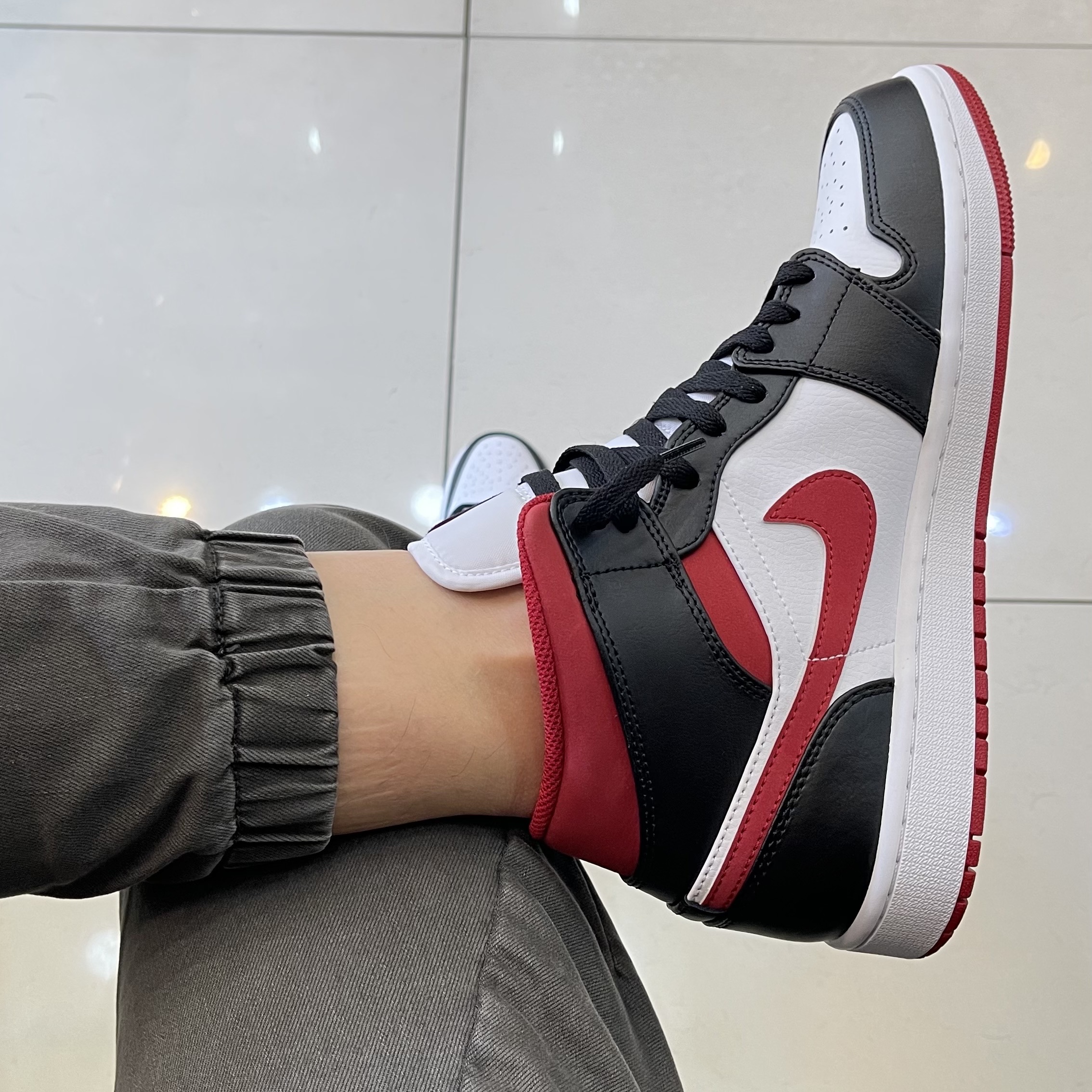 Jordan 1 Mid Gym Red Black White 착용 스타일 - 3