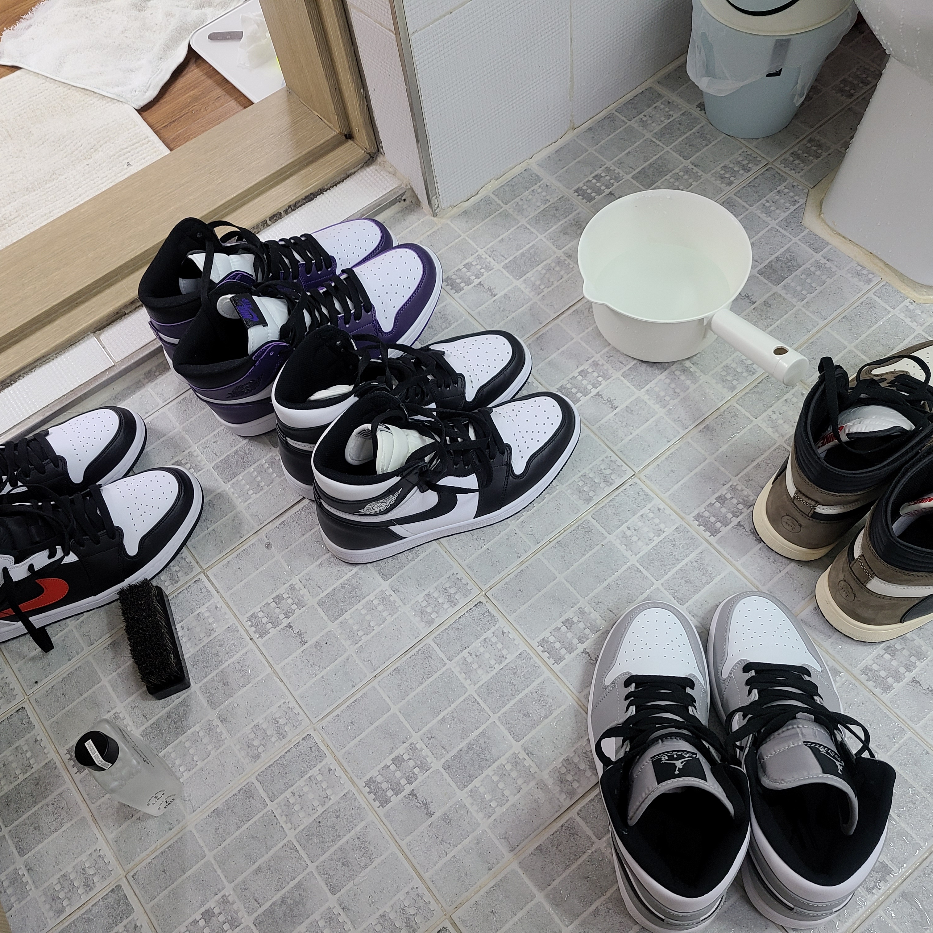 Jordan 1 Mid Black Chile Red, Jordan 1 Retro High OG Black White 2014 착용 스타일 - 1