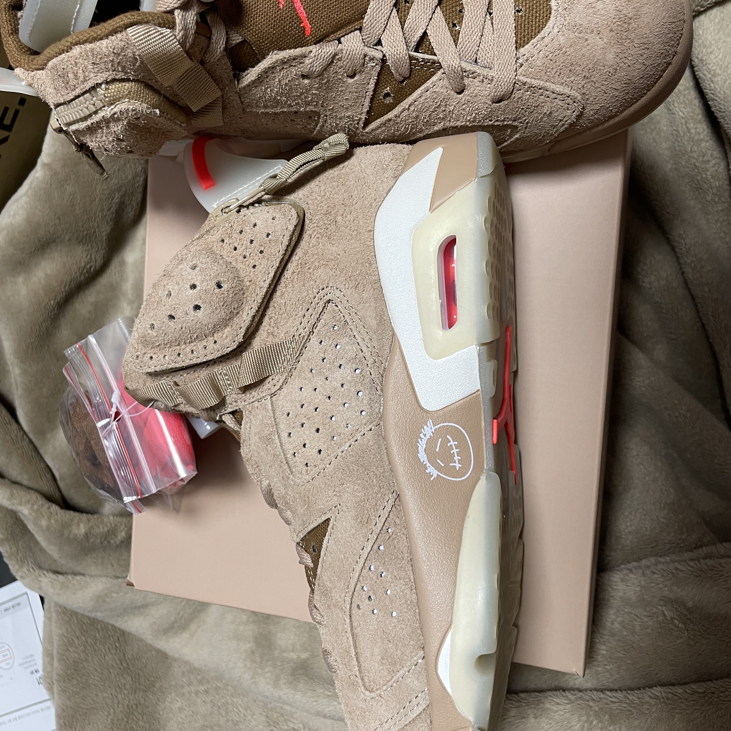 Jordan 6 x Travis Scott Retro SP British Khaki 착용 스타일 - 1