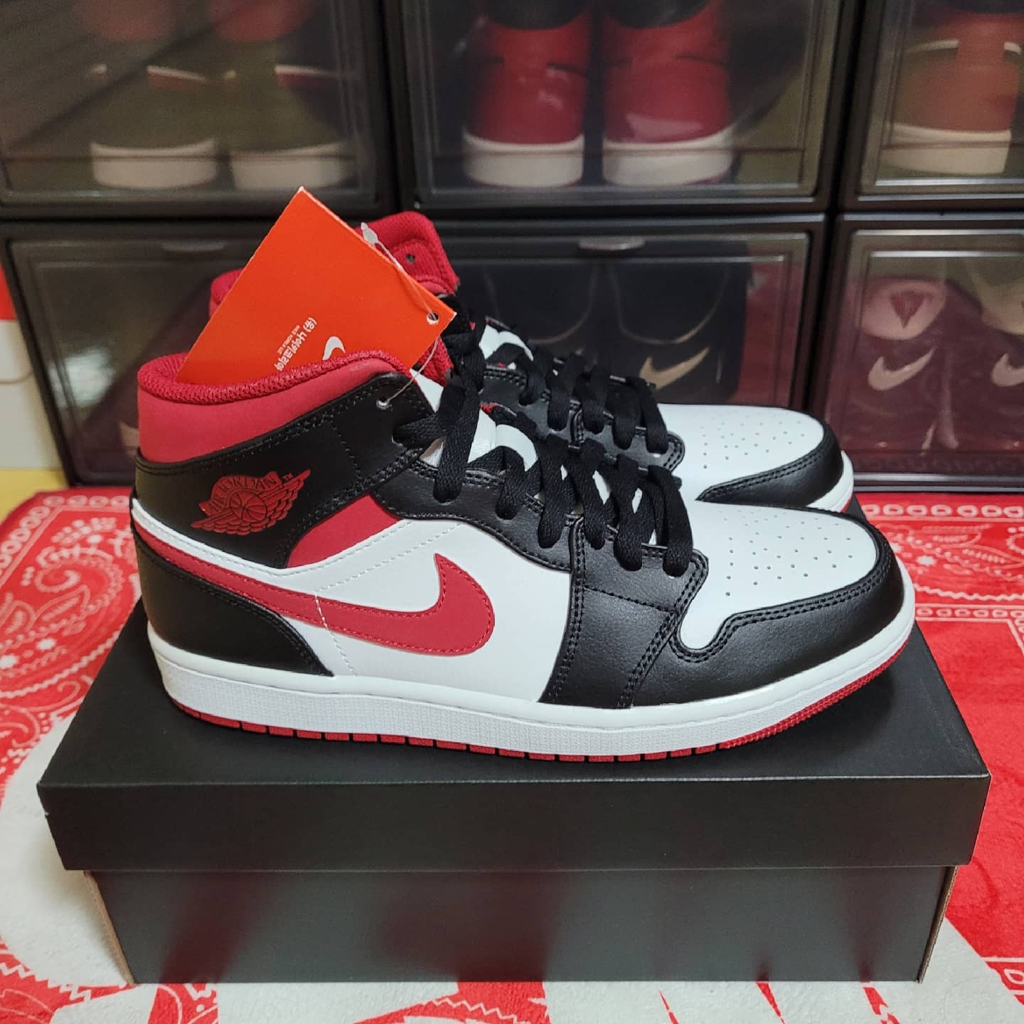 Jordan 1 Mid Gym Red Black White 착용 스타일 - 4