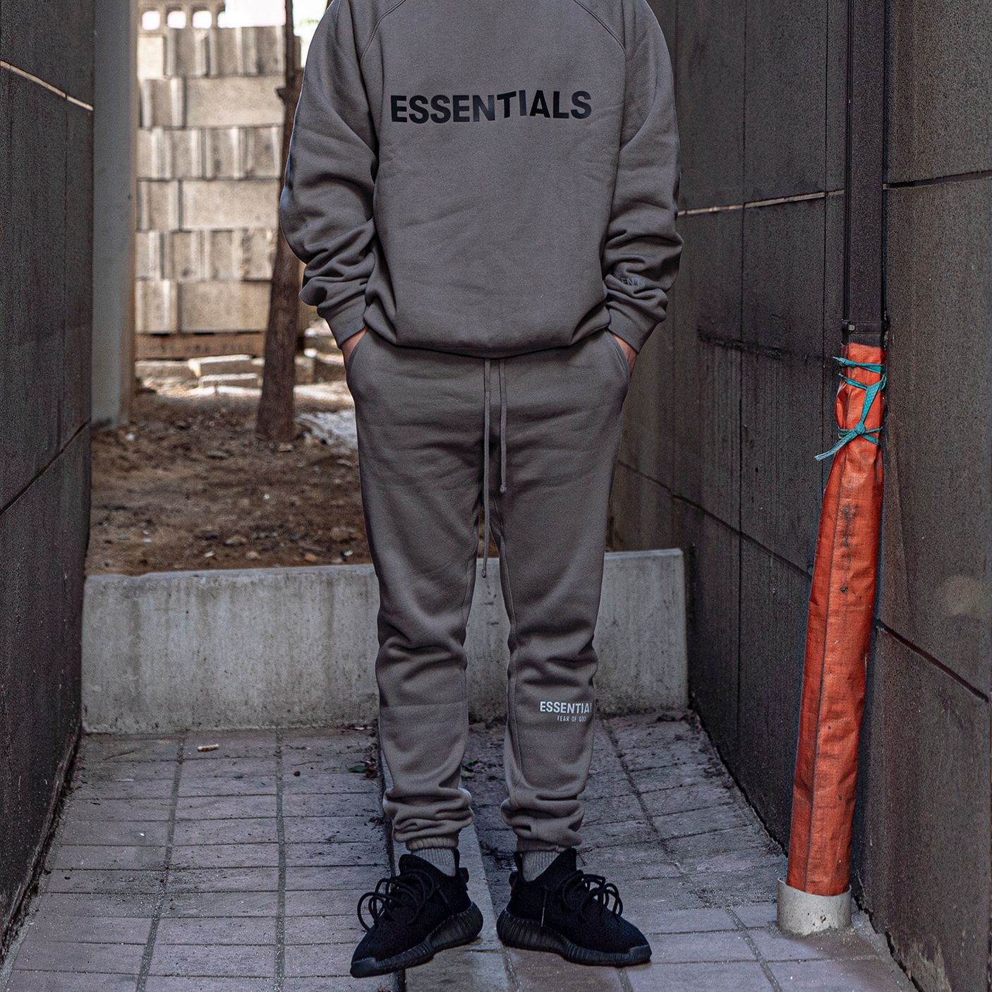 Essentials Sweatpants Cement - 20FW, Essentials 3D Silicon Applique Crewneck Cement - 20FW 착용 스타일