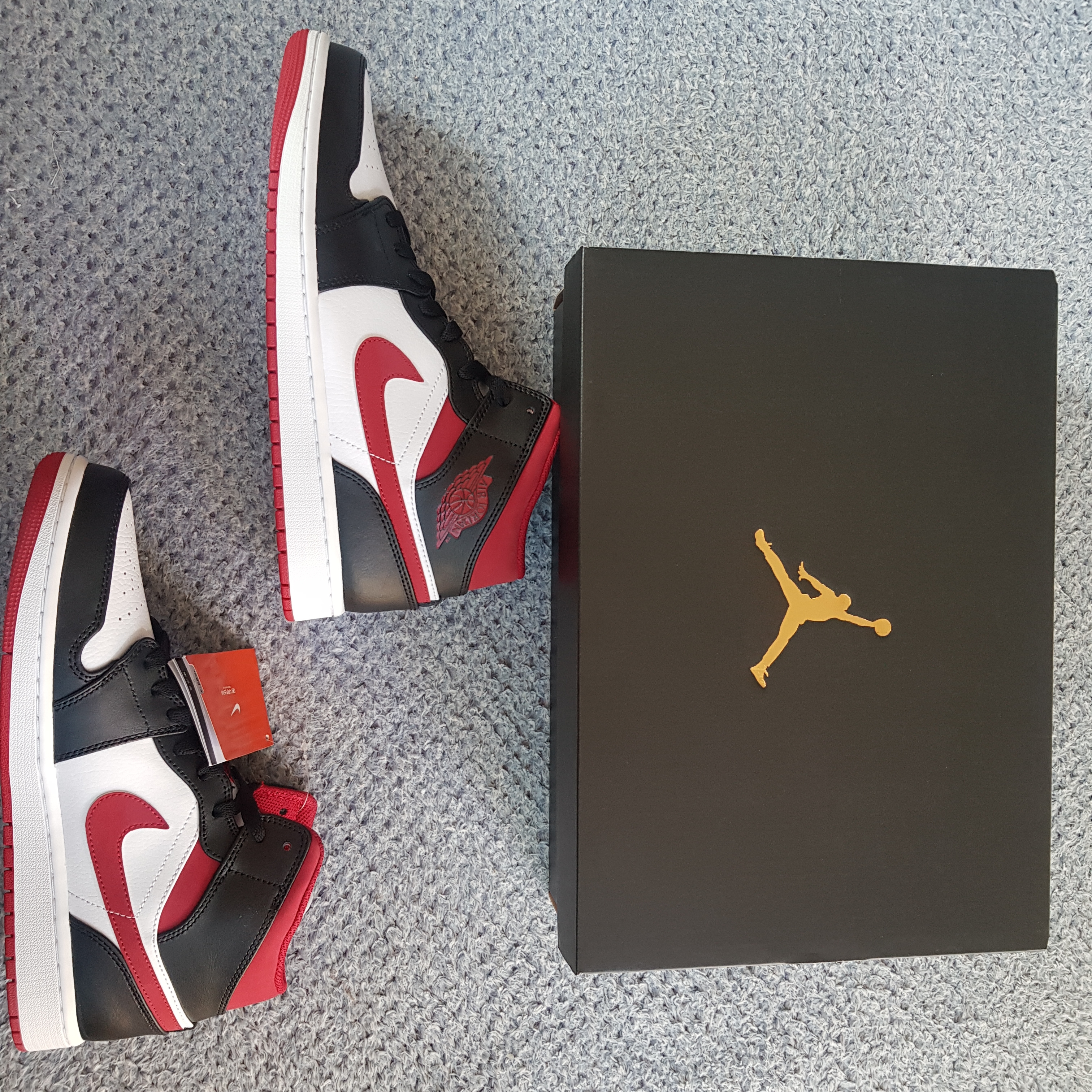 Jordan 1 Mid Gym Red Black White 착용 스타일 - 1