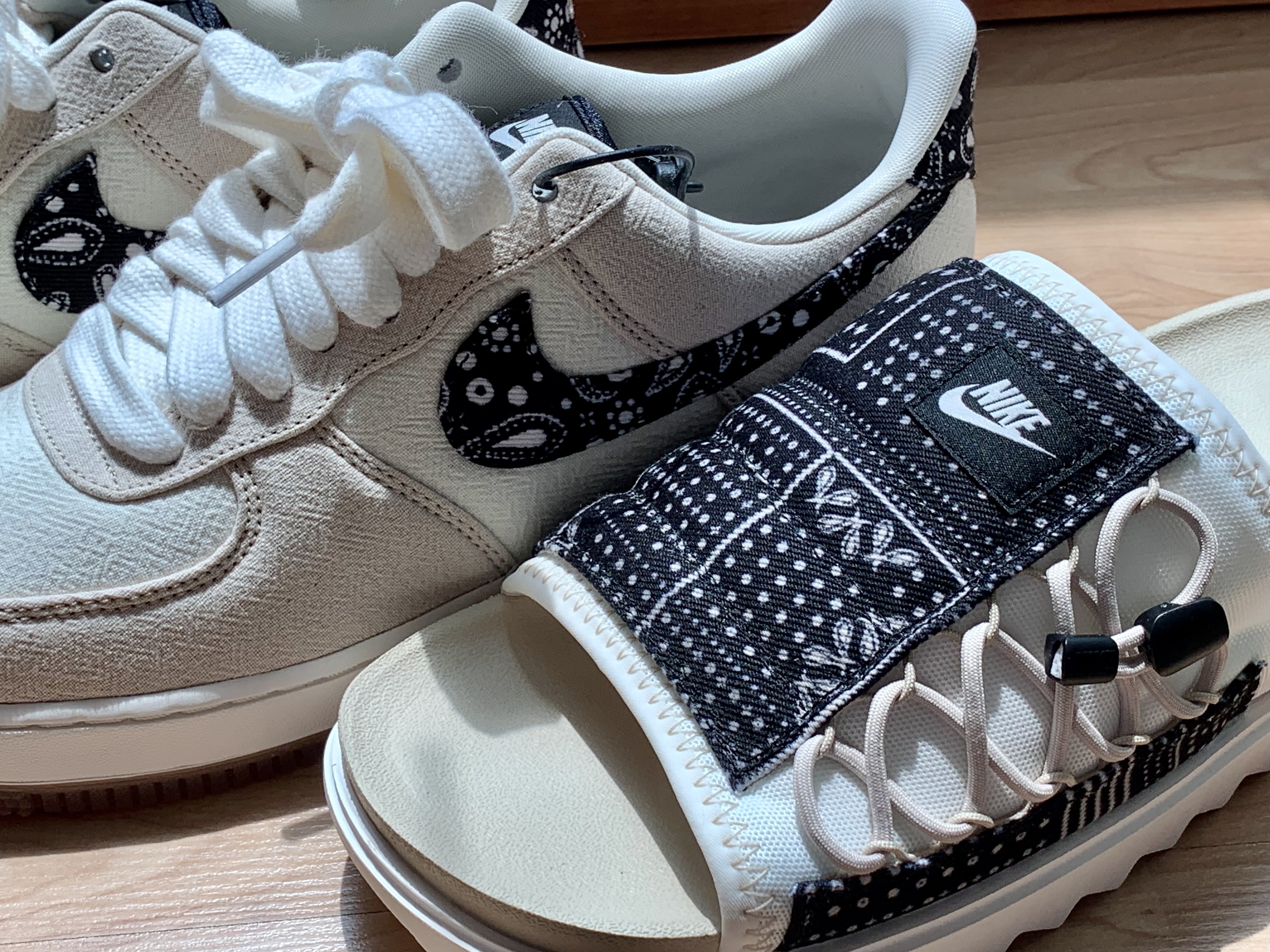 Nike Air Force 1 '07 LV8 Paisley Swoosh, Nike Asuna Slide Pale Ivory Rattan 착용 스타일 - 3