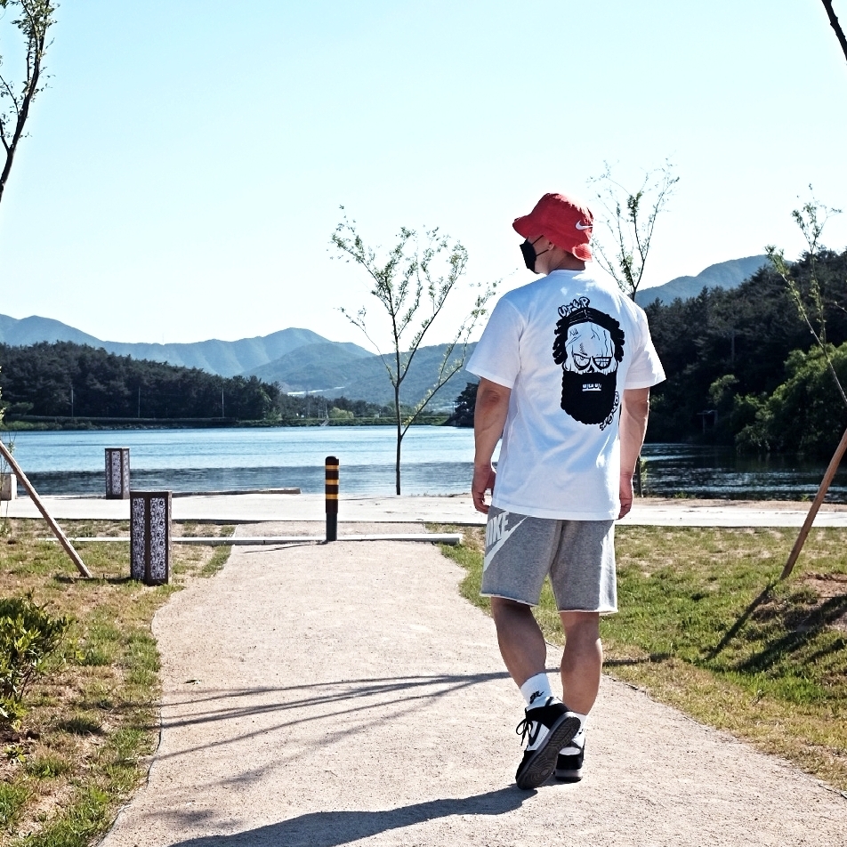Nike x Stussy Bucket Hat Habanero Red, Nike x Slam Jam Dunk High SP Clear Black 착용 스타일 - 3