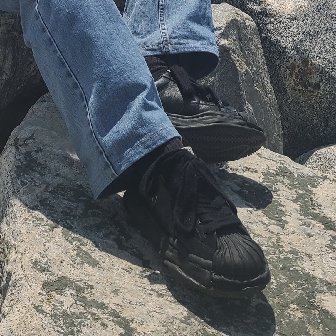 Maison Mihara Yasuhiro OG Sole Leather Low-top Sneakers Black Black 착용 스타일