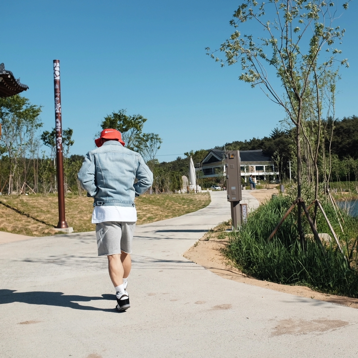 Nike x Stussy Bucket Hat Habanero Red, Nike x Slam Jam Dunk High SP Clear Black 착용 스타일 - 1