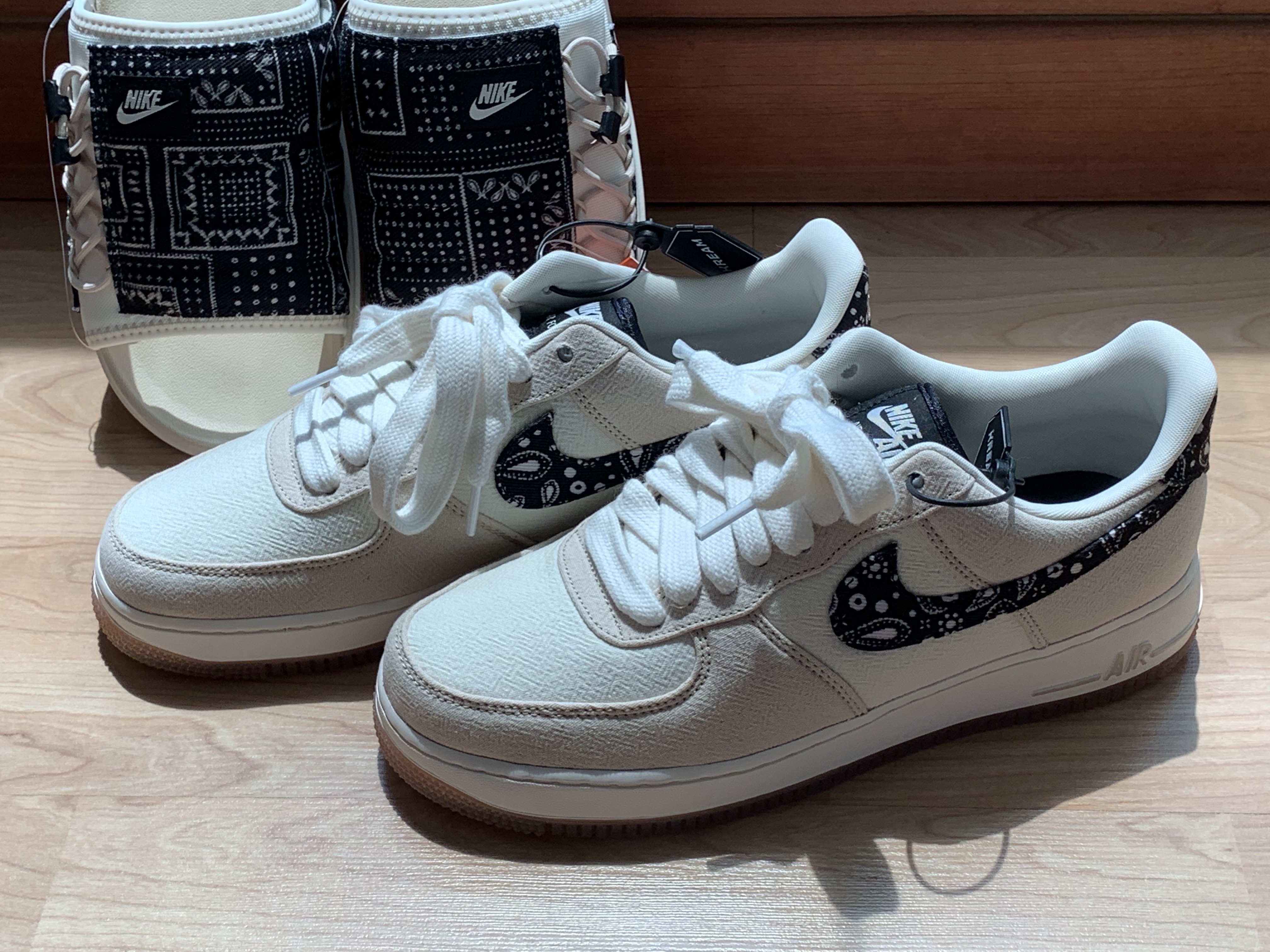 Nike Air Force 1 '07 LV8 Paisley Swoosh, Nike Asuna Slide Pale Ivory Rattan 착용 스타일 - 2
