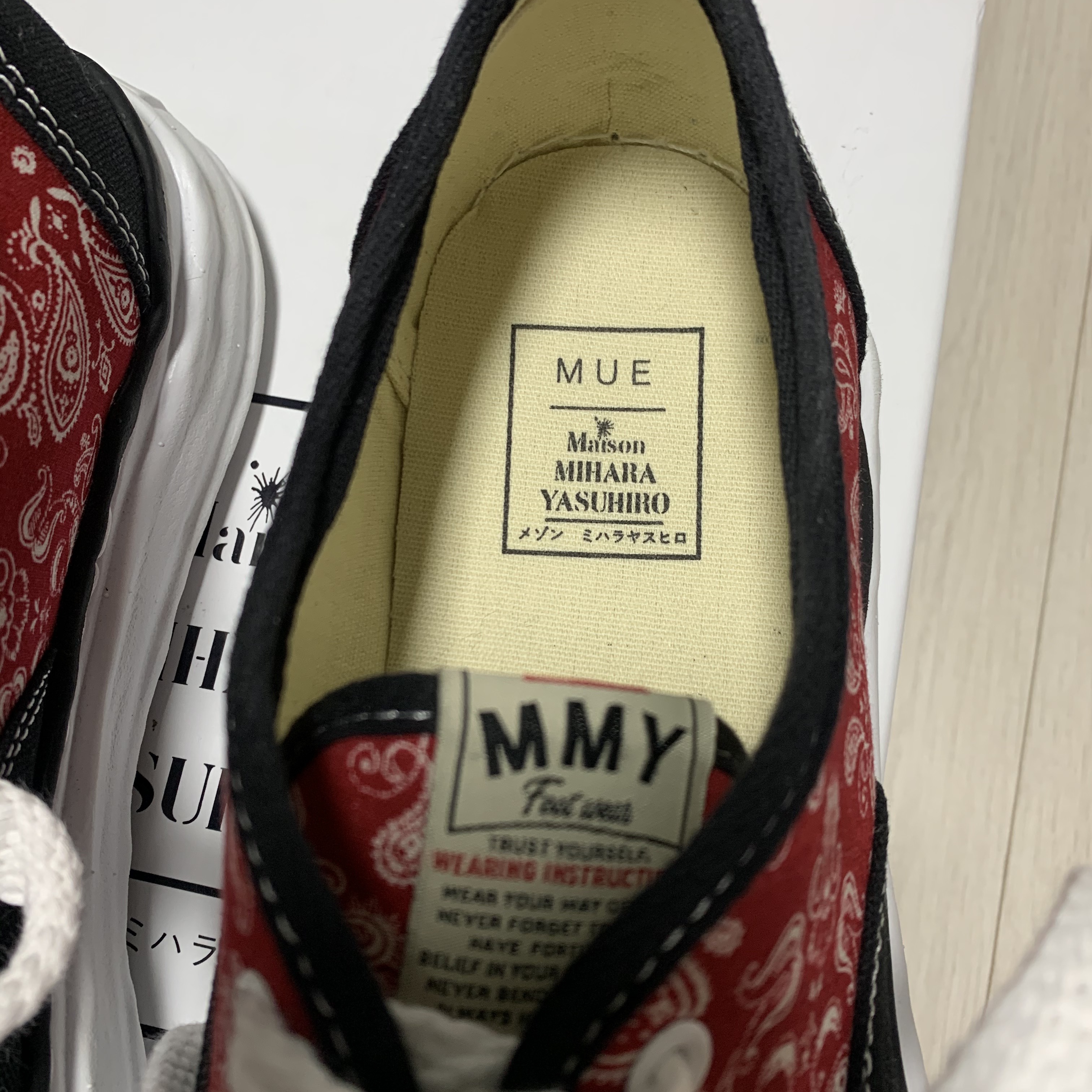 Maison Mihara Yasuhiro Baker OG Sole Bandana Low-top Sneakers Black 착용 스타일 - 3